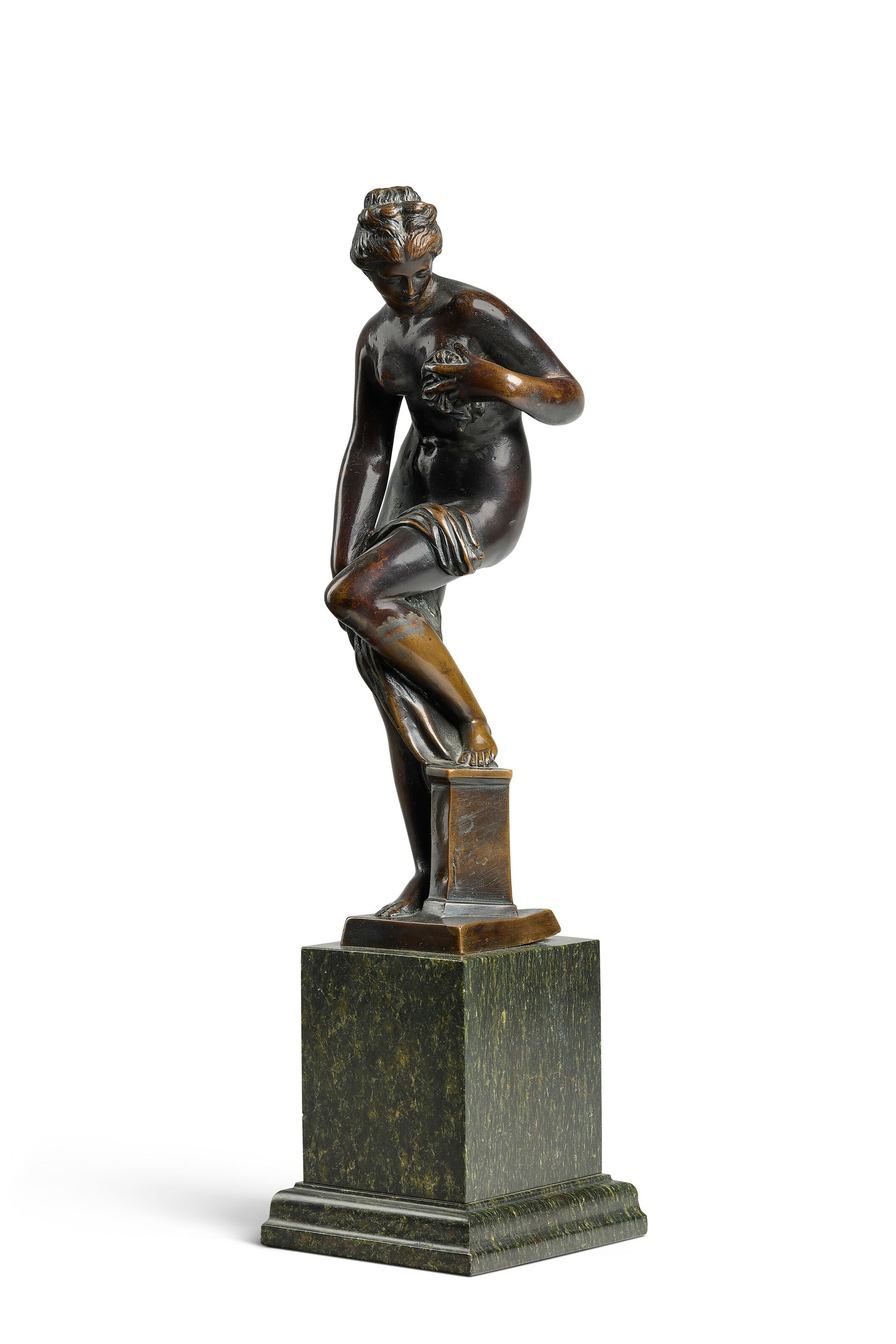D'APRÈS JEAN DE BOLOGNE, DIT GIAMBOLOGNA (1529-1608), ITALIE, XVIIE SIÈCLE: Details D'APRÈS JEAN DE BOLOGNE, DIT GIAMBOLOGNA (1529-1608), ITALIE, XVIIE SIÈCLE Vénus Cesarini bronze, reposant sur un socle en serpentine postérieur H. 31,5 cm. (12 3⁄8 i