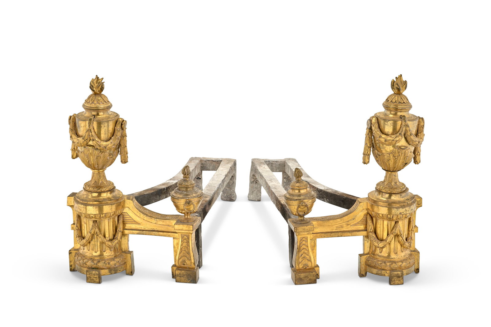 PAIRE DE CHENETS D’ÉPOQUE LOUIS XVI: Details PAIRE DE CHENETS D’ÉPOQUE LOUIS XVI DERNIER QUART DU XVIIIE SIÈCLE En bronze ciselé et doré, à décor d'un pot-à-feu orné d'une guirlande de