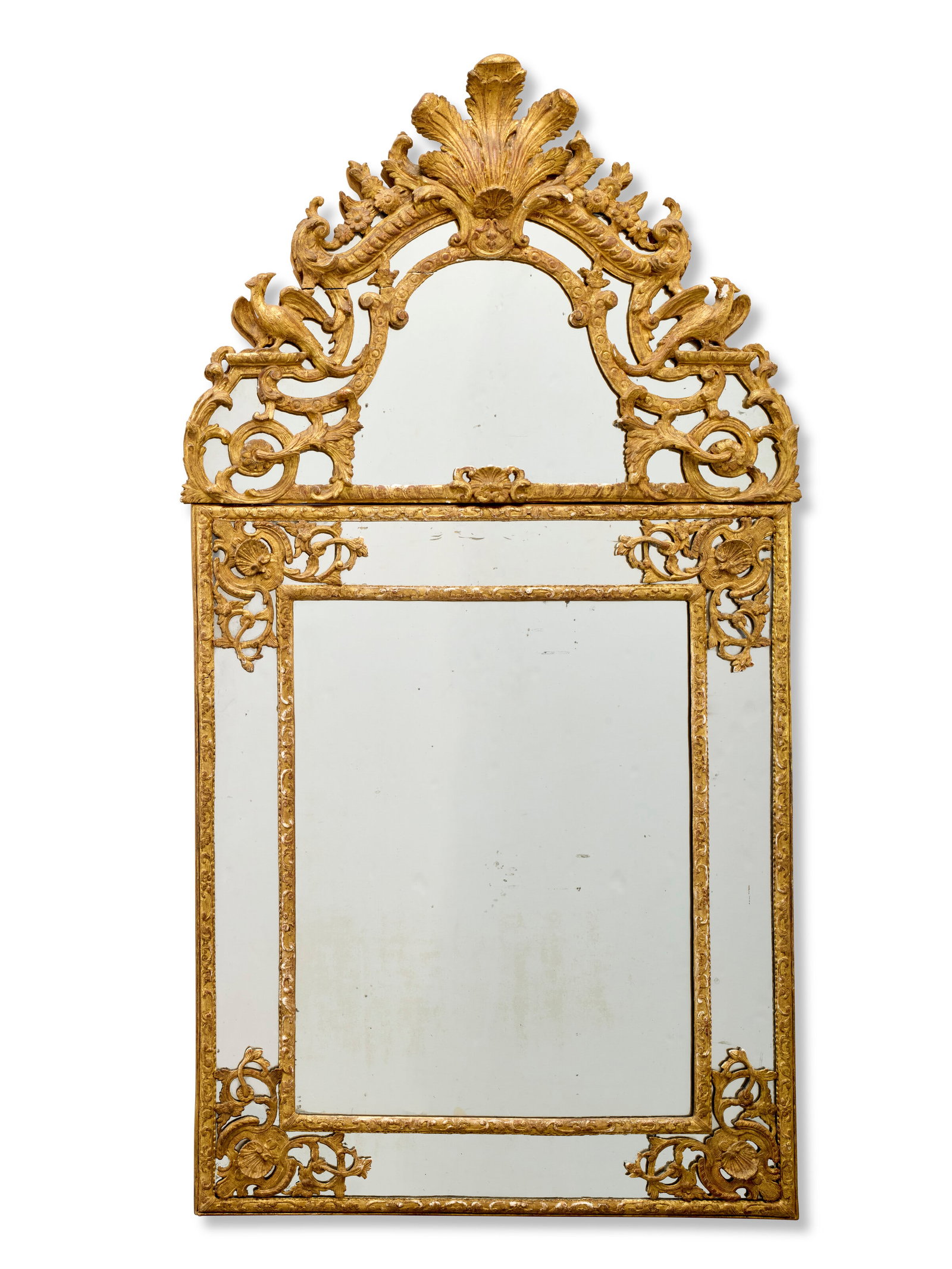 MIROIR À PARECLOSES D’ÉPOQUE RÉGENCE: Details MIROIR À PARECLOSES D’ÉPOQUE RÉGENCE VERS 1720 En bois mouluré, sculpté et doré, le fronton surmonté d'une coquille et d’un bouquet de plumes,