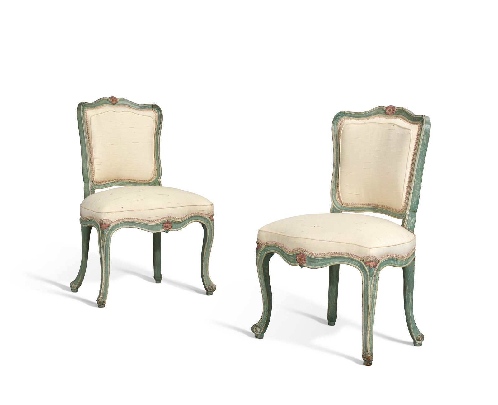 PAIRE DE CHAISES D’ÉPOQUE ROCOCO: Details PAIRE DE CHAISES D’ÉPOQUE ROCOCO ITALIE, MILIEU DU XVIIIE SIÈCLE En orme mouluré, sculpté, relaqué vert et rechampi rose, le dossier violoné centré d&#