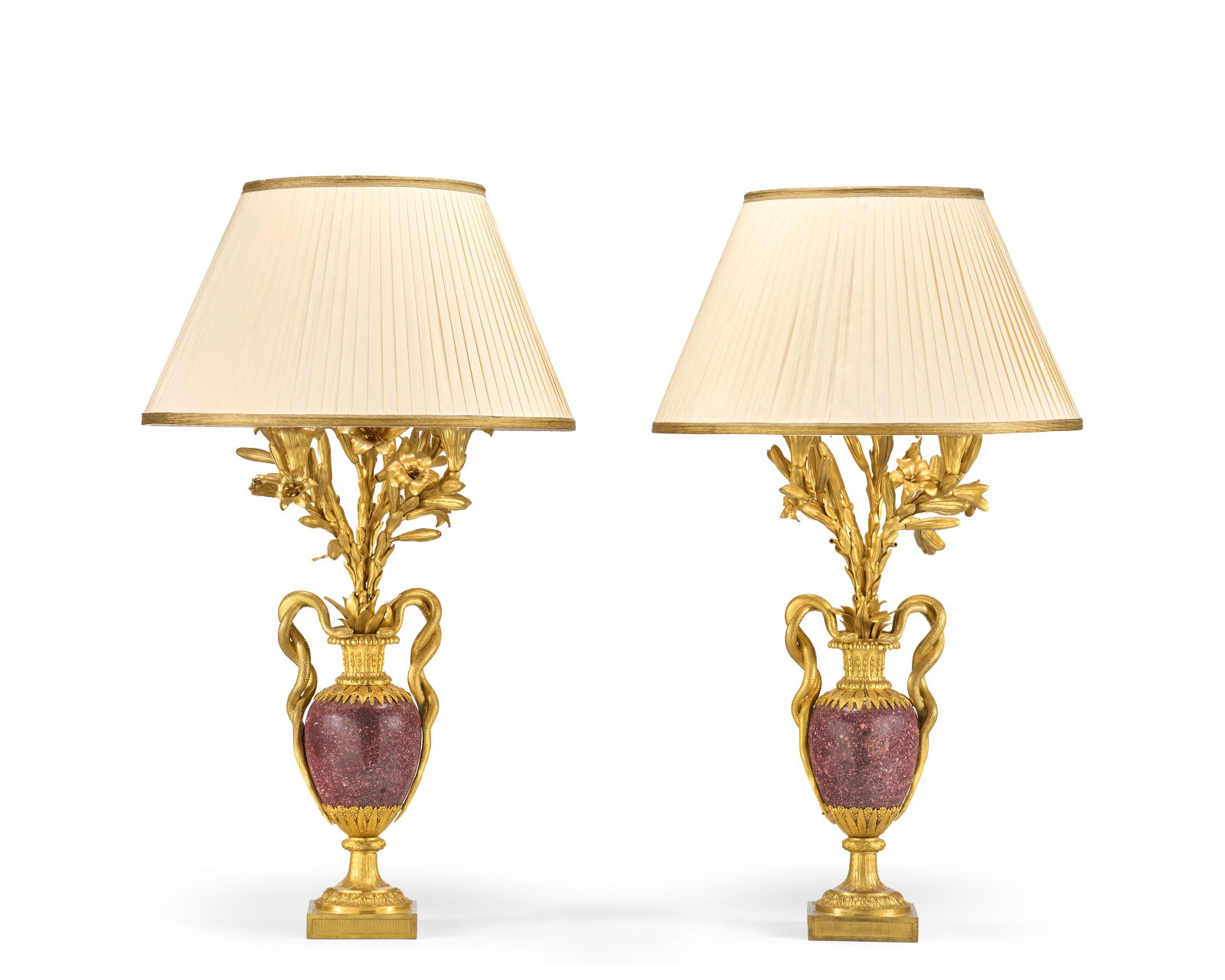 PAIRE DE CANDÉLABRES DE STYLE LOUIS XVI MONTÉE EN LAMPES: Details PAIRE DE CANDÉLABRES DE STYLE LOUIS XVI MONTÉE EN LAMPES SIGNATURE DE HENRY DASSON, 1889 En porphyre d'Egypte et monture de bronze ciselé et doré, surmonté d’un
