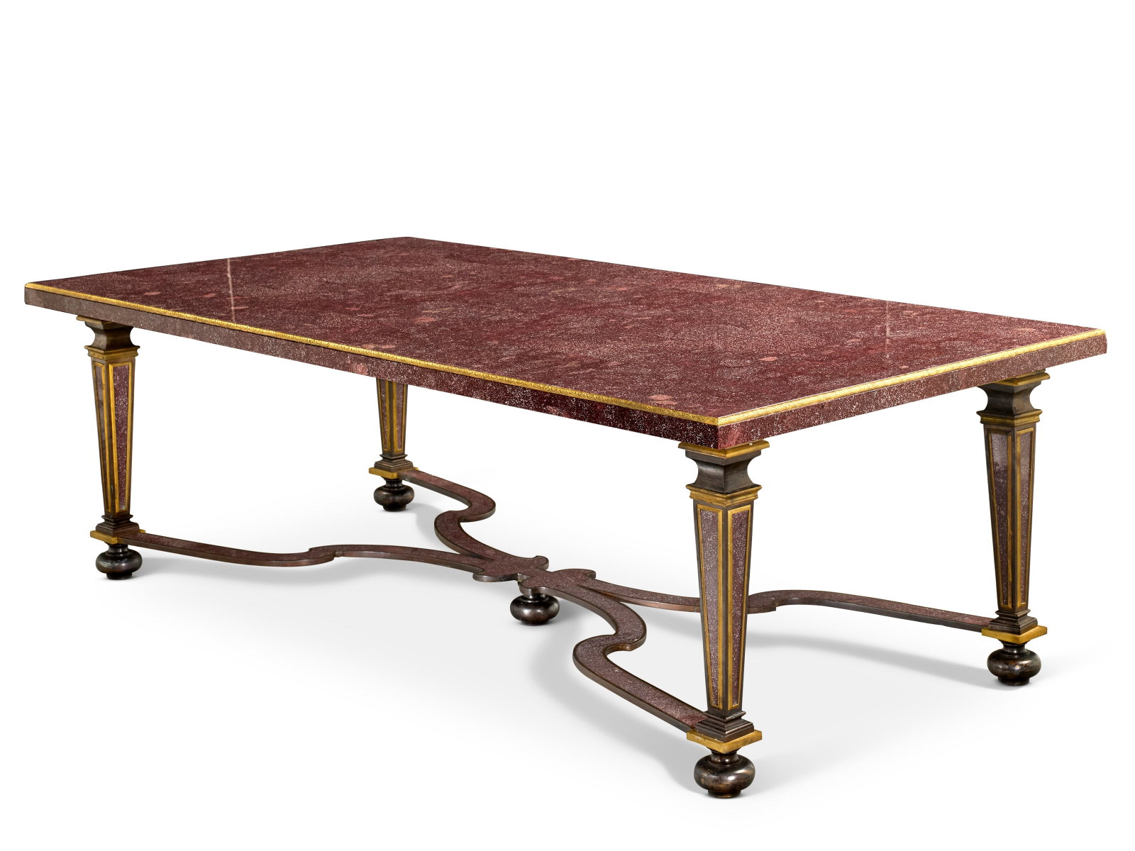 TABLE DE BIBLIOTHÈQUE DE STYLE LOUIS XIV: Details TABLE DE BIBLIOTHÈQUE DE STYLE LOUIS XIV XXE SIÈCLE En placage de porphyre d'Egypte et ornementation de bronze ciselé et doré, le plateau rectangulaire ceint d’une