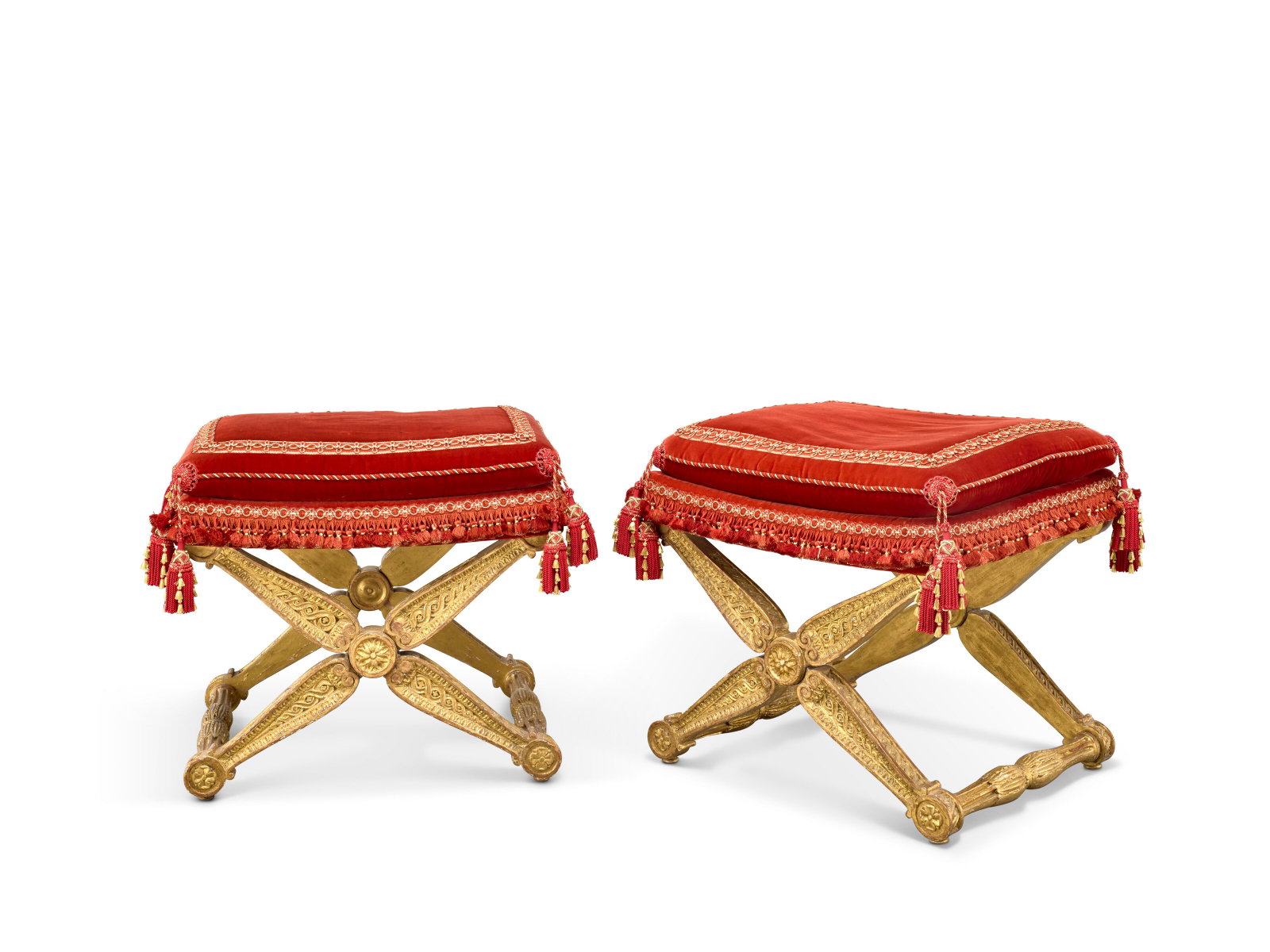 PAIRE DE TABOURETS DE STYLE EMPIRE: Details PAIRE DE TABOURETS DE STYLE EMPIRE FIN DU XIXE SIÈCLE En hêtre mouluré, sculpté et doré, l’assise à carreau, sur un piétement en X à décor