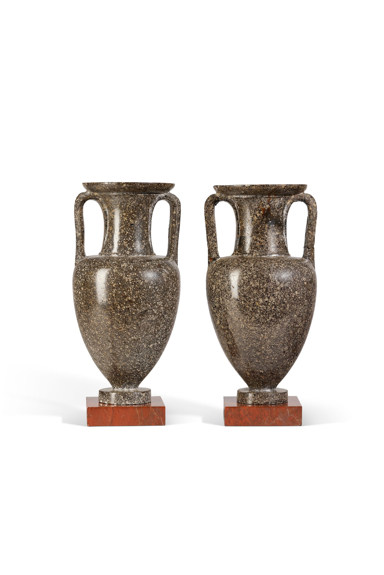 PAIRE DE VASES NÉOCLASSIQUES: Details PAIRE DE VASES NÉOCLASSIQUES ITALIE, VERS 1800 granit gris, chacun muni de deux anses, reposant sur des socles postérieurs en marbre rouge veiné ; un vase restauré H. total