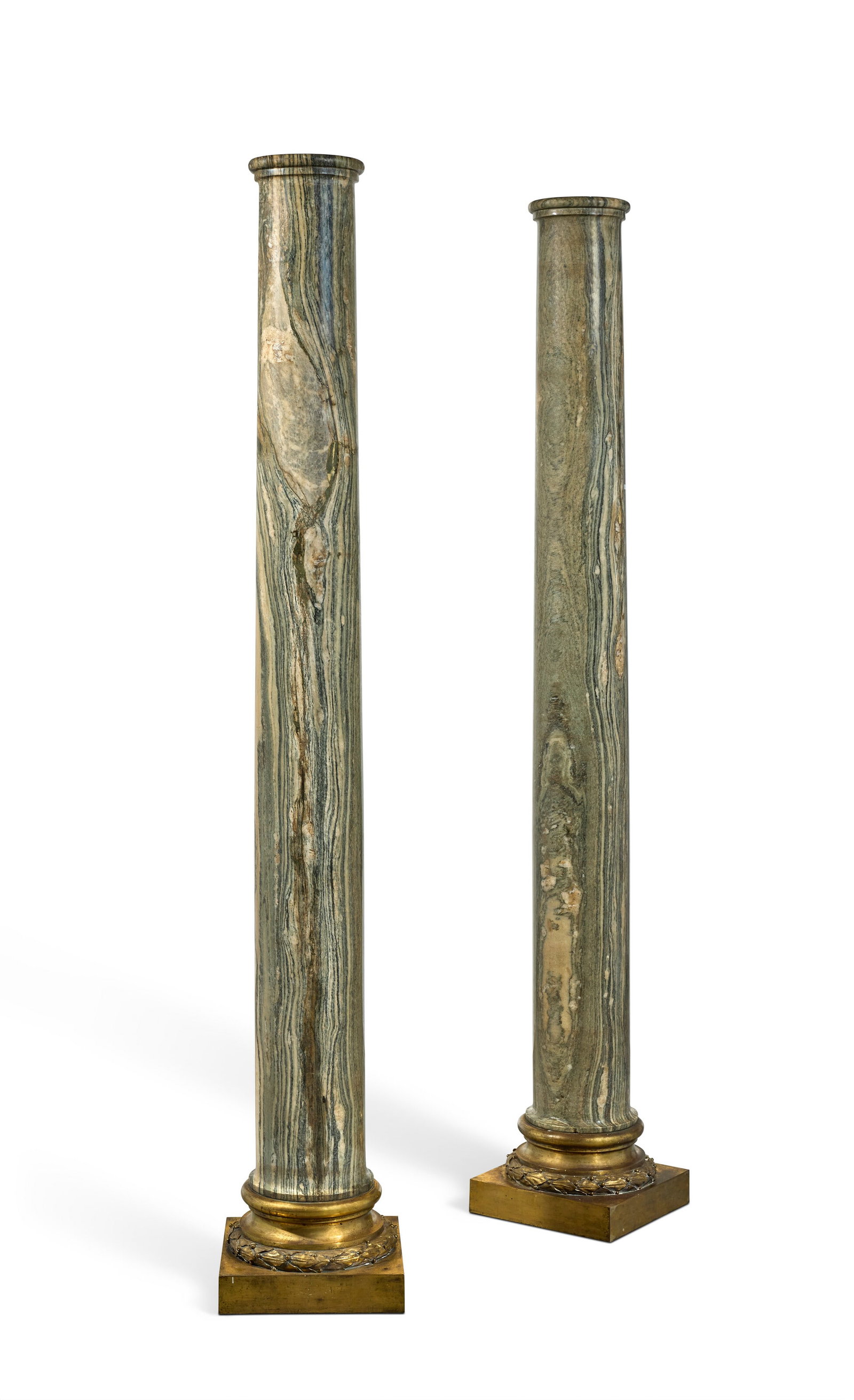 PAIRE DE COLONNES: Details PAIRE DE COLONNES XVIIIE SIÈCLE marbre cipolin, sur des bases postérieures en bronze doré à décor de tore de feuilles de laurier ; restaurations H. totales : 212 cm. (
