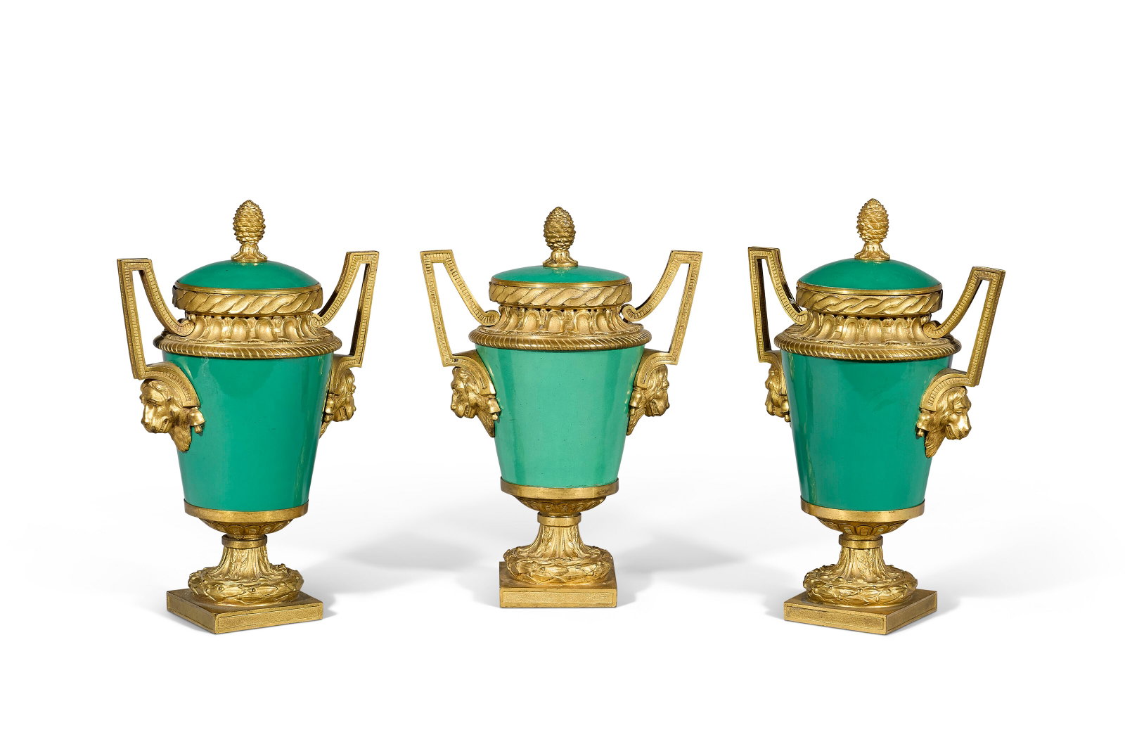 SUITE DE TROIS VASES COUVERTS D'ÉPOQUE LOUIS XVI: Details SUITE DE TROIS VASES COUVERTS D'ÉPOQUE LOUIS XVI VERS 1770 - 1775 En porcelaine de Sèvres à fond vert vers 1765-1770, et ornementation de bronze ciselé et doré, le cou