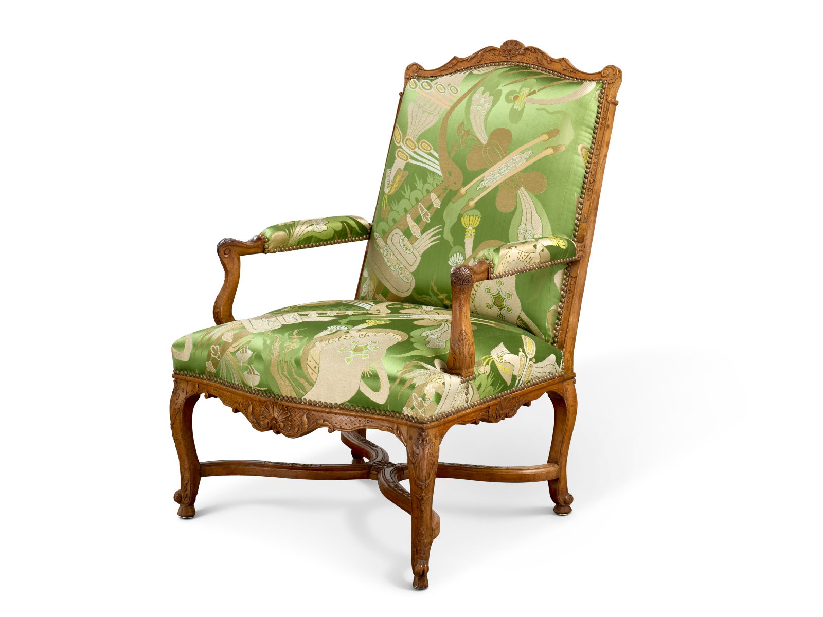 FAUTEUIL D’ÉPOQUE RÉGENCE: Details FAUTEUIL D’ÉPOQUE RÉGENCE VERS 1720 En noyer mouluré et sculpté, le dossier droit dit 'à la reine' à épaulement centré d’une coquille et de
