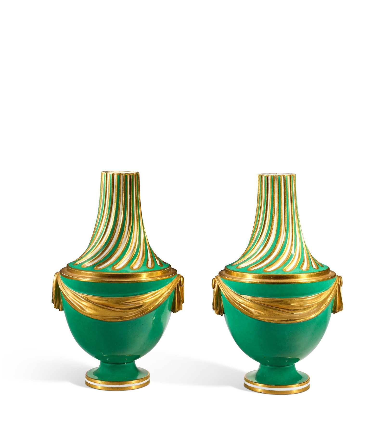 PAIRE DE VASES BOUTEILLE EN ÉCHARPE D'ÉPOQUE LOUIS XV: Details PAIRE DE VASES BOUTEILLE EN ÉCHARPE D'ÉPOQUE LOUIS XV MANUFACTURE DE SÈVRES, VERS 1765 - 1770 En porcelaine tendre, de forme balustre à décor en relief d'une draperie 