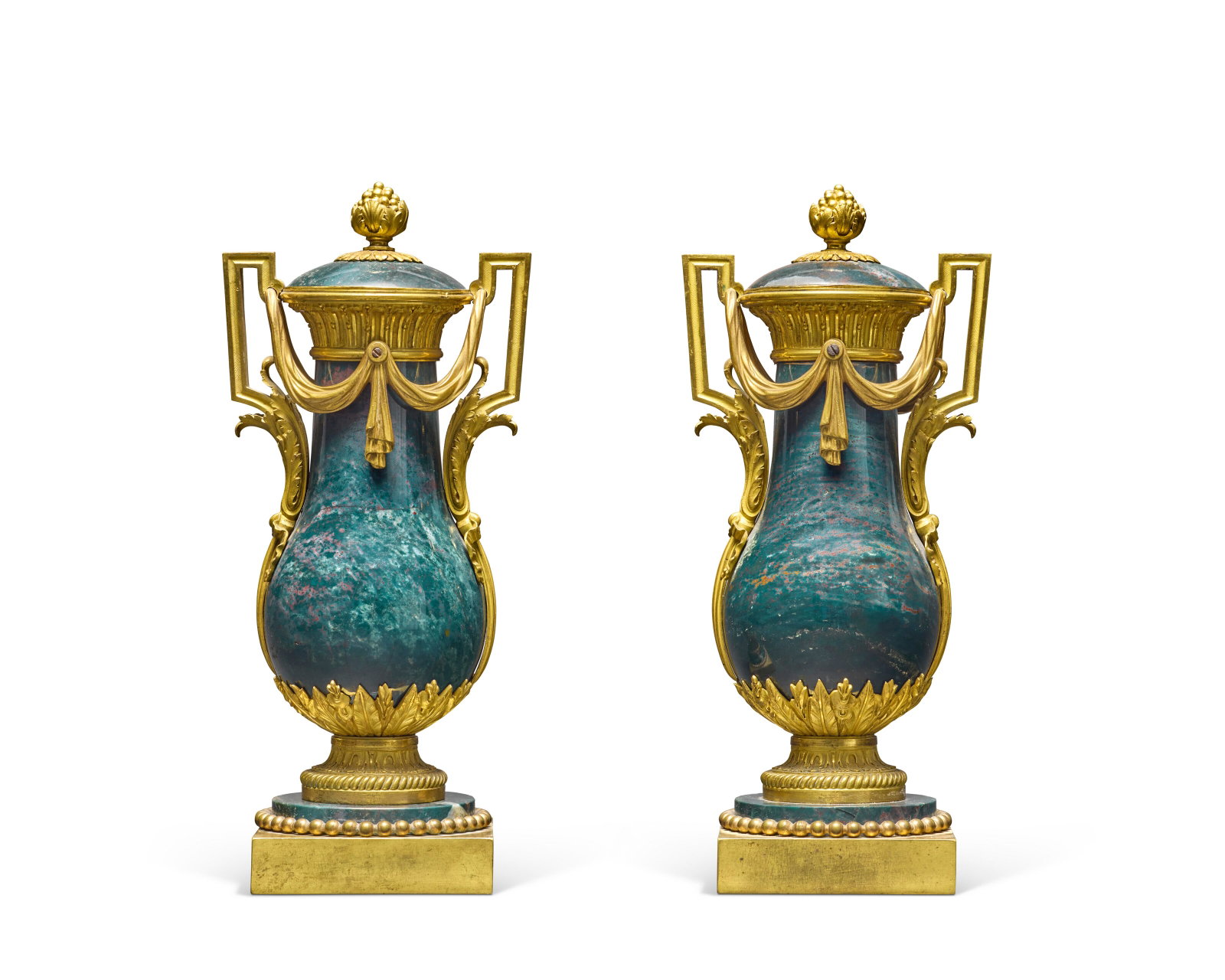 PAIRE DE VASES COUVERTS D’ÉPOQUE NÉOCLASSIQUE (1 of 4)