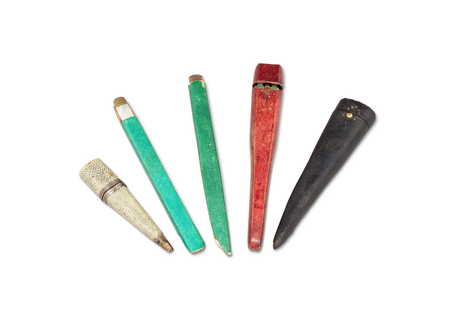 ENSEMBLE DE COUTEAUX ET FOURCHETTES DE VOYAGE MONTÉS EN ARGENT, VERMEIL, MÉTAL, NACRE ET: Details ENSEMBLE DE COUTEAUX ET FOURCHETTES DE VOYAGE MONTÉS EN ARGENT, VERMEIL, MÉTAL, NACRE ET AGATE FRANCE ET HOLLANDE, XIXE SIÈCLE Comprenant cinq nécessaires soit six couteaux