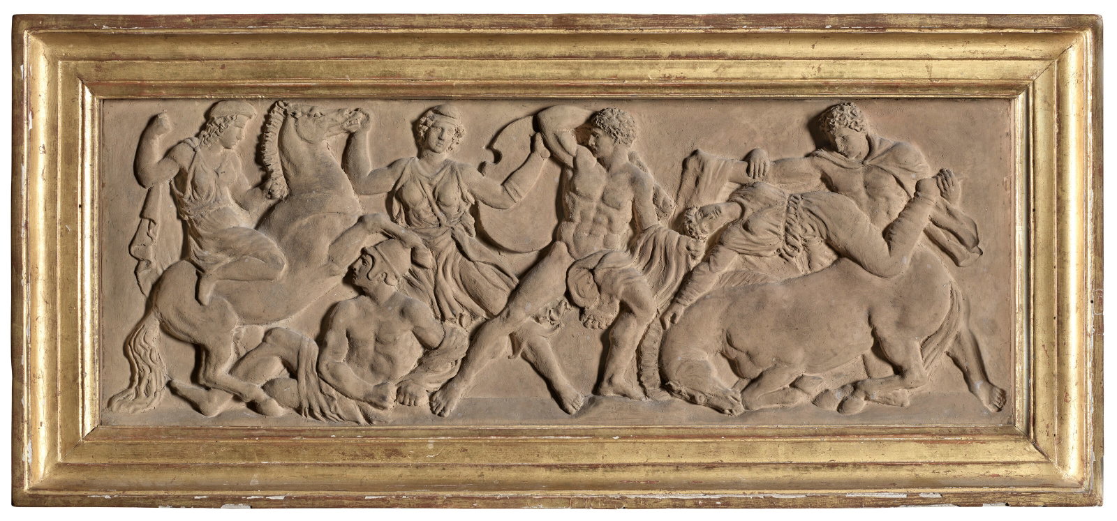 PREMIÈRE MOITIÉ DU XXE SIÈCLE: Details PREMIÈRE MOITIÉ DU XXE SIÈCLE Amazonomachie relief en terre cuite, dans un cadre en bois doré Le cadre : 23,8 x 52 cm. (9 3⁄8 x 20 ½ in.) ; à vue : 15,8 x