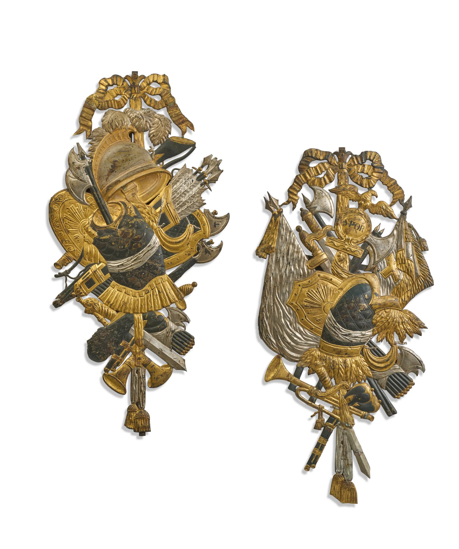 PAIRE DE TROPHÉES MILITAIRES NÉOCLASSIQUES: Details PAIRE DE TROPHÉES MILITAIRES NÉOCLASSIQUES FIN DU XVIIIE OU DÉBUT DU XIXE SIÈCLE tôle de fer patinée, redorée et re-argentée ; traces de dorure à
