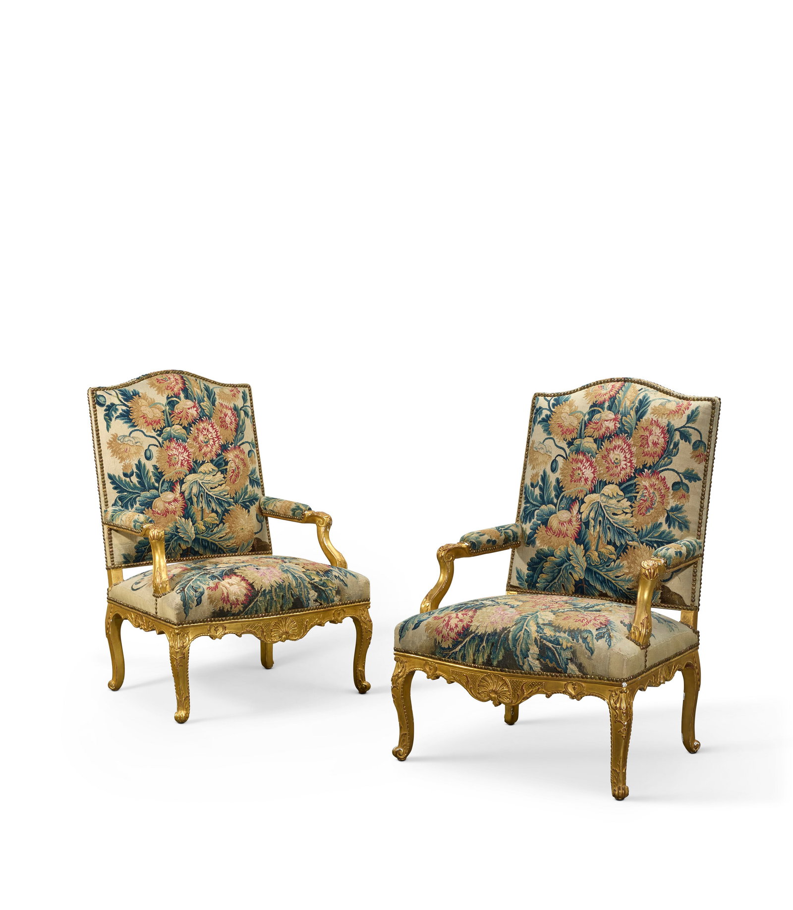 PAIRE DE FAUTEUILS D’ÉPOQUE RÉGENCE: Details PAIRE DE FAUTEUILS D’ÉPOQUE RÉGENCE VERS 1720 En hêtre mouluré, sculpté et redoré, le dossier entièrement couvert, les supports d'accotoirs à manc