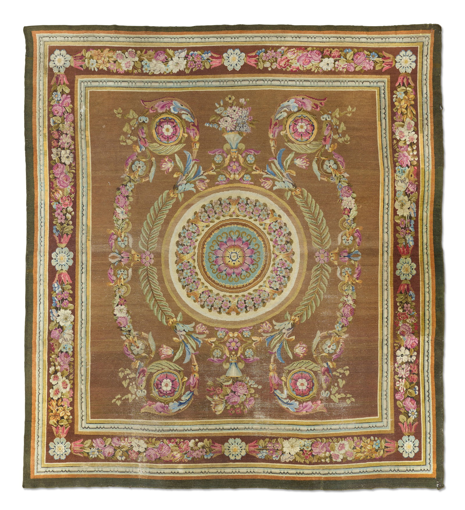TAPIS DE LA SAVONNERIE D’ÉPOQUE EMPIRE: Details TAPIS DE LA SAVONNERIE D’ÉPOQUE EMPIRE DÉBUT DU XIXE SIÈCLE En laine à point noué, à décor centré d’un médaillon à fleurons et