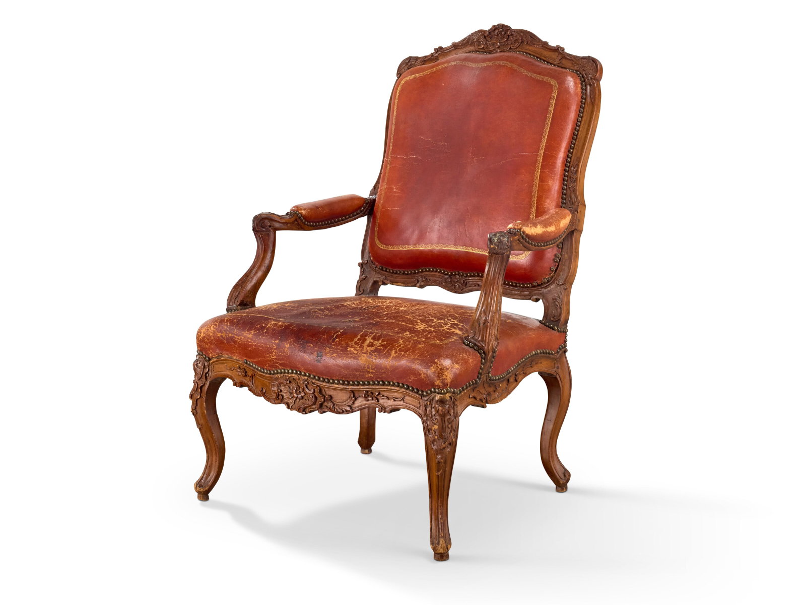 FAUTEUIL D’ÉPOQUE LOUIS XV: Details FAUTEUIL D’ÉPOQUE LOUIS XV MILIEU DU XVIIIE SIÈCLE En hêtre mouluré et sculpté, le dossier droit légèrement épaulé et centré d'une