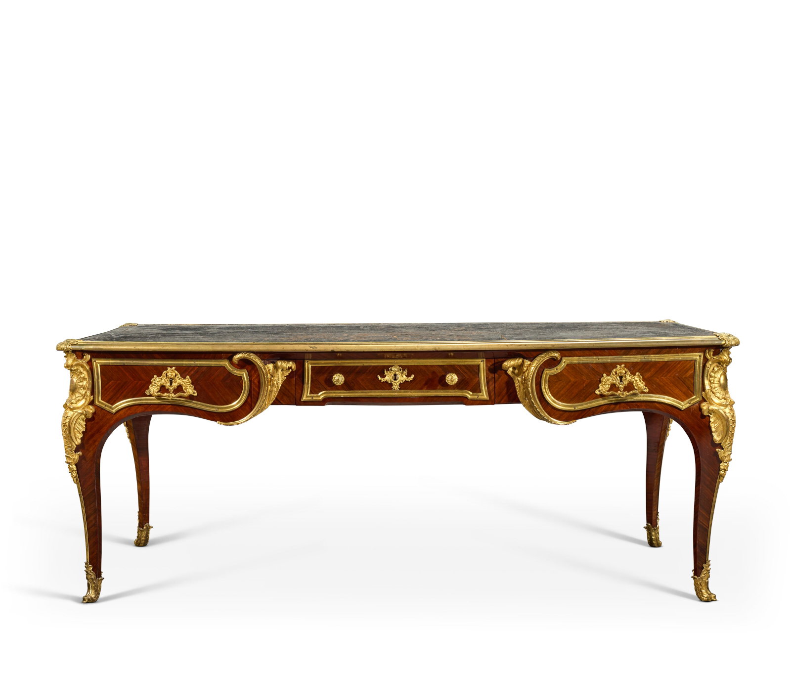BUREAU PLAT DU DÉBUT D'EPOQUE LOUIS XV: Details BUREAU PLAT DU DÉBUT D'EPOQUE LOUIS XV ATTRIBUÉ À FRANÇOIS LIEUTAUD, VERS 1730 En marqueterie de padouk et ornementation de bronze ciselé et doré, le plateau
