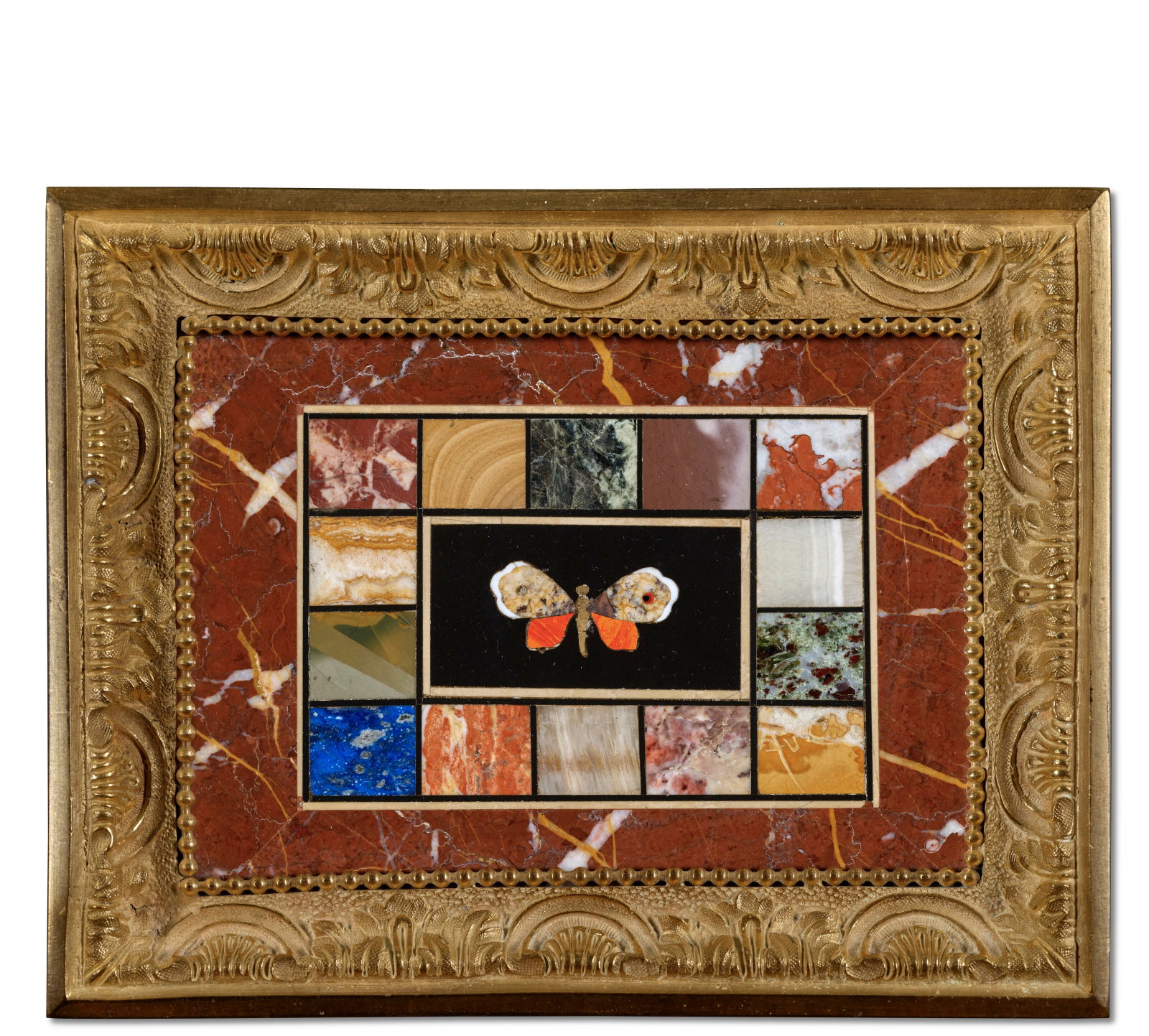 ITALIE, FIN XIXE OU XXE SIÈCLE: Details ITALIE, FIN XIXE OU XXE SIÈCLE Plaque rectangulaire centrée d'un papillon marqueterie de marbres et de pierres dures, dans un cadre en bronze doré Dim. cadre : 14 x 17,8 cm. (5
