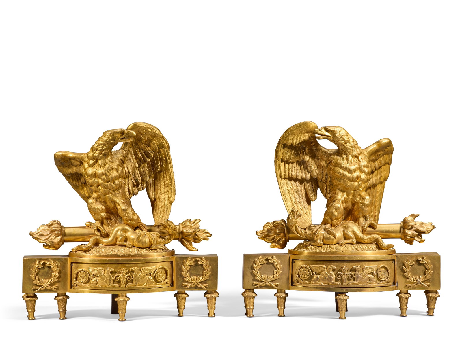 PAIRE DE CHENÊTS DE STYLE LOUIS XVI: Details PAIRE DE CHENÊTS DE STYLE LOUIS XVI FIN DU XIXE SIÈCLE En bronze ciselé et doré, à décor d'un aigle aux ailes déployées tenant un foudre et attaquant