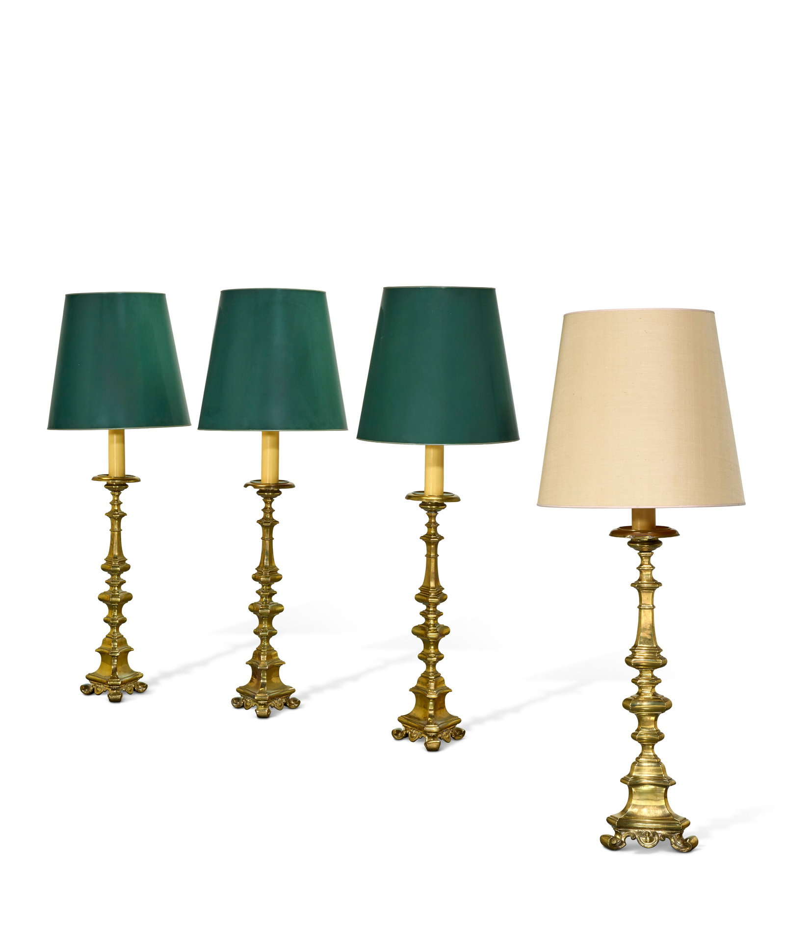 SUITE DE QUATRE PIQUE-CIERGES D'ÉPOQUE BAROQUE MONTÉE EN LAMPE: Details SUITE DE QUATRE PIQUE-CIERGES D'ÉPOQUE BAROQUE MONTÉE EN LAMPE ITALIE, FIN DU XVIIE SIÈCLE En bronze doré, reposant sur un piètement tripode ; montés en lampe H. 