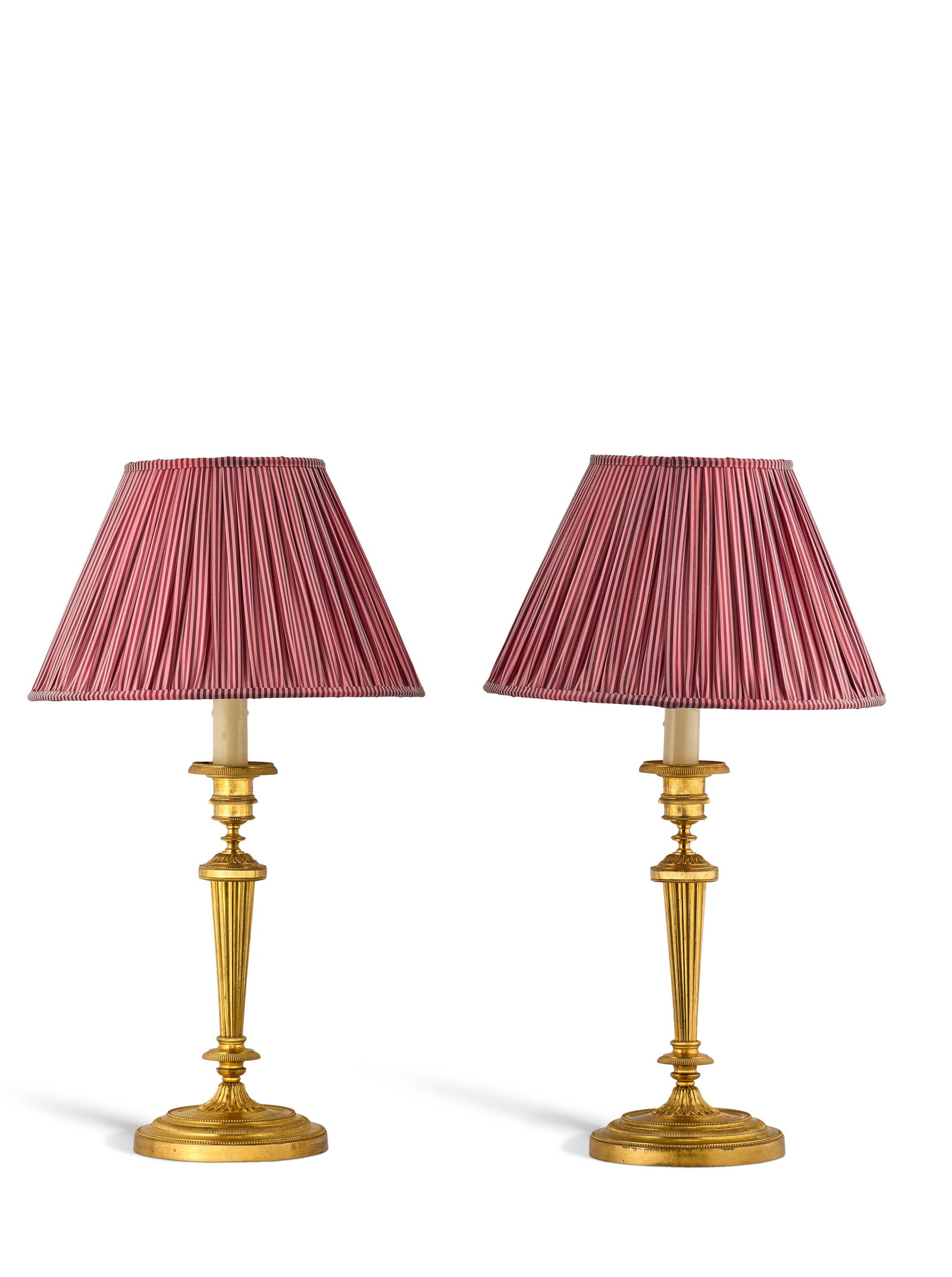 PAIRE DE FLAMBEAUX DE STYLE LOUIS XVI MONTÉE EN LAMPE: Details PAIRE DE FLAMBEAUX DE STYLE LOUIS XVI MONTÉE EN LAMPE SECONDE MOITIÉ DU XIXE SIÈCLE En bronze ciselé et doré, à décor de feuilles d'eau, le fût cannel&#