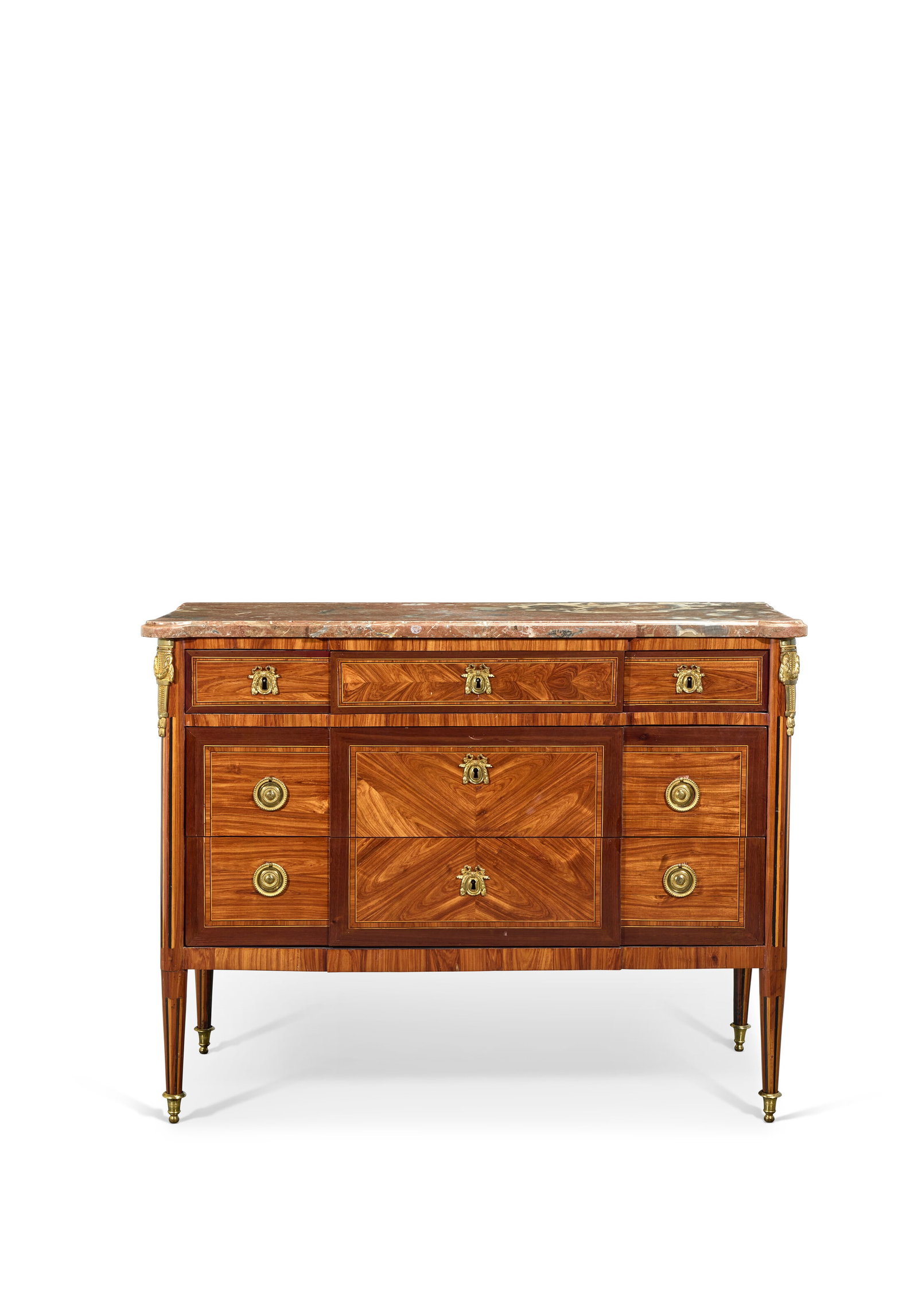 COMMODE DE LA FIN DE L’ÉPOQUE LOUIS XVI: Details COMMODE DE LA FIN DE L’ÉPOQUE LOUIS XVI VERS 1790 En marqueterie de bois de rose, amarante, satiné, sycomore, charme et bois noirci, ornementation de bronze ciselé et dor&