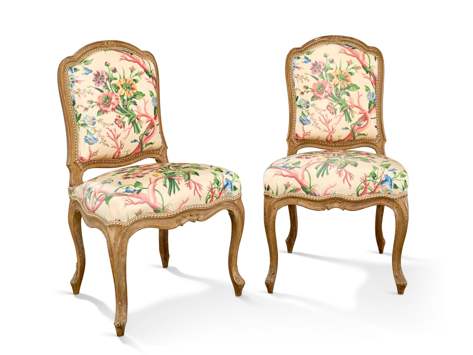 PAIRE DE CHAISES D’ÉPOQUE LOUIS XV: Details PAIRE DE CHAISES D’ÉPOQUE LOUIS XV ESTAMPILLE DE JEAN-BAPTISTE TILLIARD, MILIEU DU XVIIIE SIÈCLE En hêtre mouluré, sculpté et anciennement laqué, le