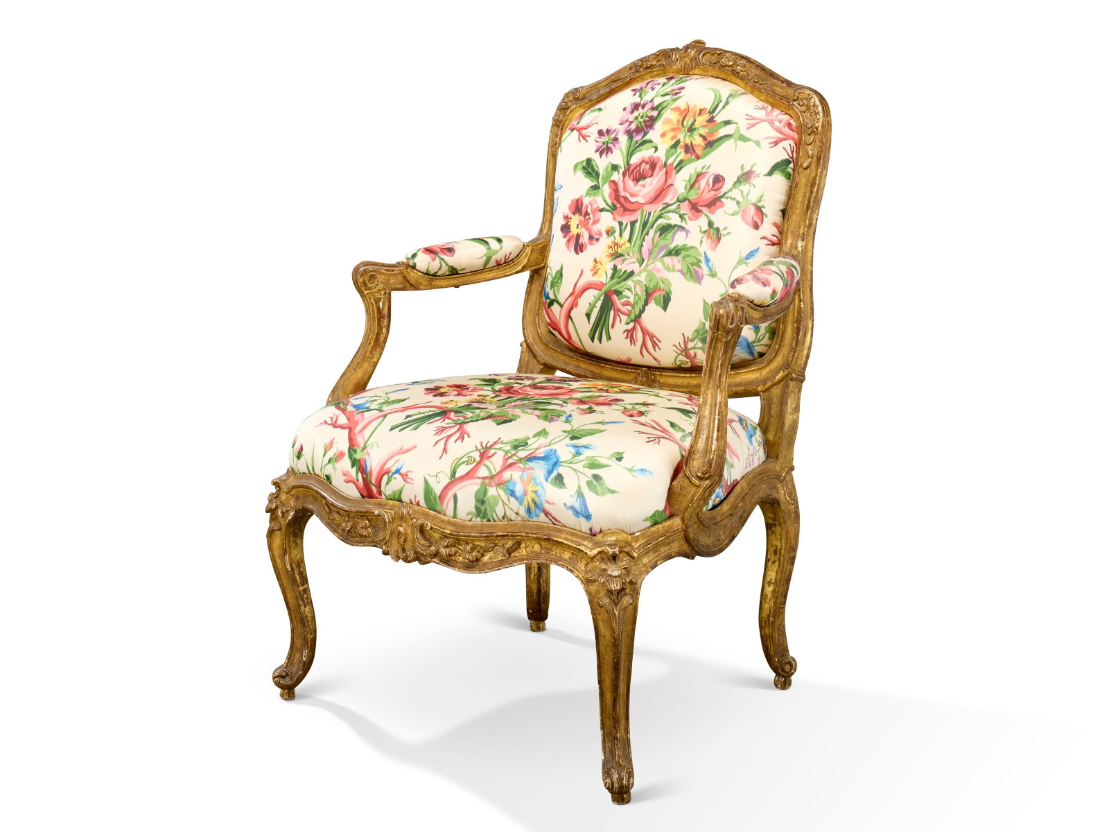 FAUTEUIL À CHÂSSIS D’ÉPOQUE LOUIS XV: Details FAUTEUIL À CHÂSSIS D’ÉPOQUE LOUIS XV MILIEU DU XVIIIE SIECLE En hêtre mouluré, sculpté et doré, le dossier droit dit 'à la Reine', centré