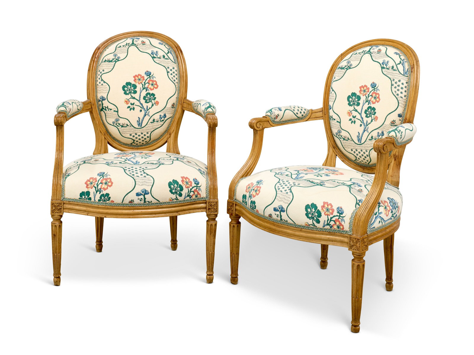 PAIRE DE FAUTEUILS D’ÉPOQUE LOUIS XVI: Details PAIRE DE FAUTEUILS D’ÉPOQUE LOUIS XVI DERNIER QUART DU XVIIIE SIÈCLE En hêtre mouluré et sculpté, le dossier en médaillon, les accotoirs garnis de manchette