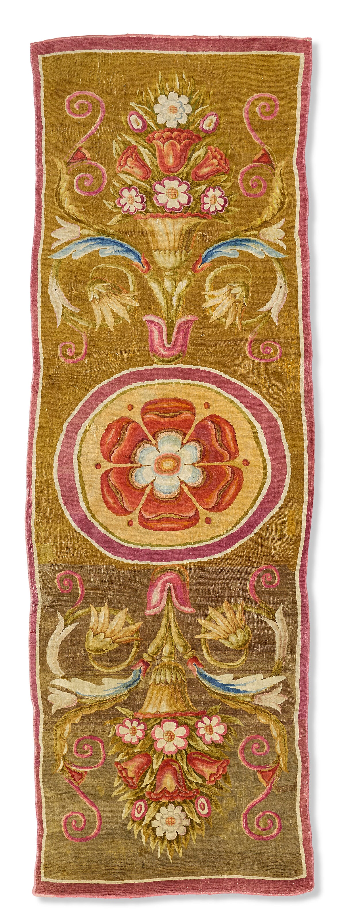 TAPIS GALERIE D'ÉPOQUE RESTAURATION: Details TAPIS GALERIE D'ÉPOQUE RESTAURATION MANUFACTURE DE LA SAVONNERIE, VERS 1820 En laine à points noués, à décor de médaillon orné d'une fleur rouge sur fond