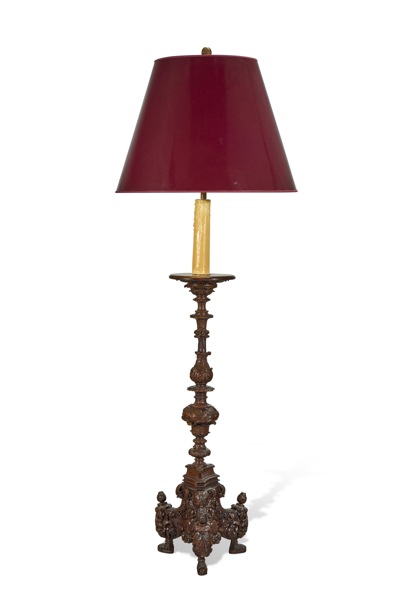 PIQUE-CIERGE D’ÉPOQUE LOUIS XIV MONTÉ EN LAMPE: Details PIQUE-CIERGE D’ÉPOQUE LOUIS XIV MONTÉ EN LAMPE DÉBUT DU XVIIIE SICLE En bois mouluré, sculpté et teinté, de forme balustre à décor de feuilles