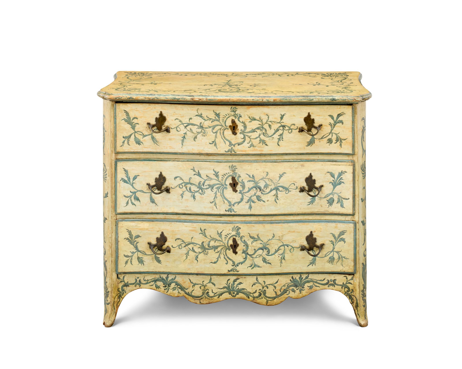 COMMODE D'ÉPOQUE LOUIS XV: Details COMMODE D'ÉPOQUE LOUIS XV MILIEU DU XVIIIE SICLE, PROBABLEMENT SUD DE LA FRANCE En bois peint à décor bleu sur fond crème et ornementation de bronze ciselé et vernis, 