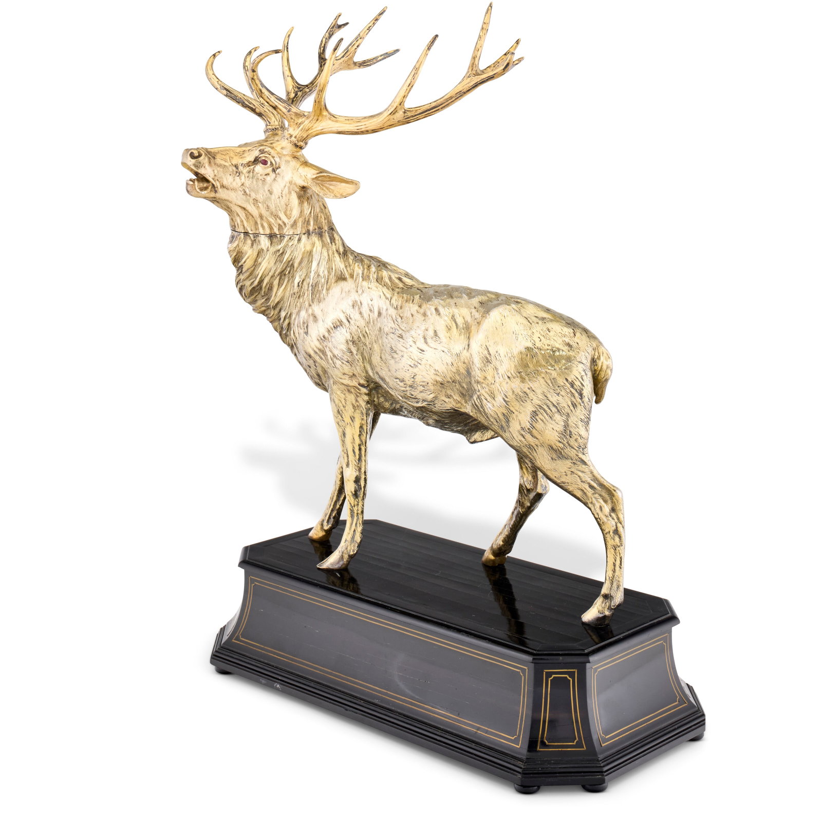 GRAND CERF FORMANT COUPE EN VERMEIL ALLEMAND: Details GRAND CERF FORMANT COUPE EN VERMEIL ALLEMAND PAR LUDWIG NERESHEIMER, HANAU, VERS 1890 Ciselé au naturel montrant le cerf dréssé, bramant, les yeux en cabochons de rubis,