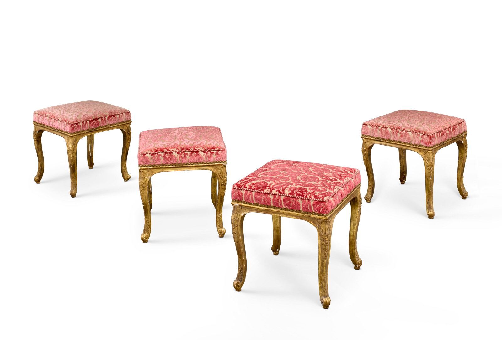 SUITE DE QUATRE TABOURETS DE LA FIN DE L’ÉPOQUE RÉGENCE: Details SUITE DE QUATRE TABOURETS DE LA FIN DE L’ÉPOQUE RÉGENCE ESTAMPILLE DE NICOLAS-QUINIBERT FOLIOT, VERS 1730 En hêtre et noyer mouluré, sculpté et doré, les