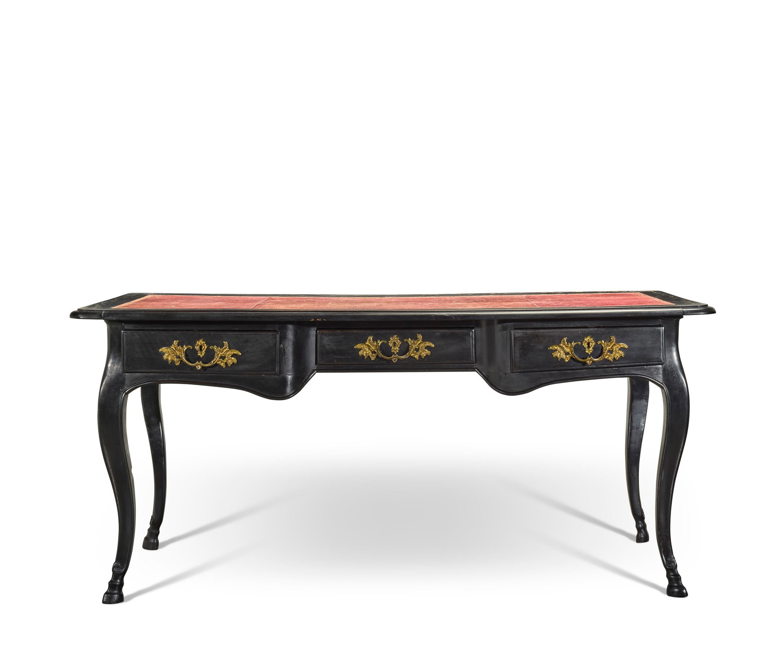 BUREAU PLAT DE STYLE LOUIS XV: Details BUREAU PLAT DE STYLE LOUIS XV DÉBUT DU XXE SIÈCLE En bois noirci et ornementation de bronze ciselé et verni, le plateau rectangulaire en partie gainé de cuir rouge et