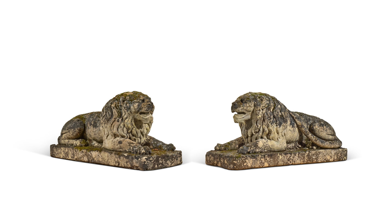 DANS LE STYLE DU XVIIIE SIÈCLE, PROBABLEMENT XIXE SIÈCLE: Details DANS LE STYLE DU XVIIIE SIÈCLE, PROBABLEMENT XIXE SIÈCLE Paire de lions couchés pierre calcaire ; accident à une queue et érosions H. 60 cm. (23 5⁄8 in.) ; L.