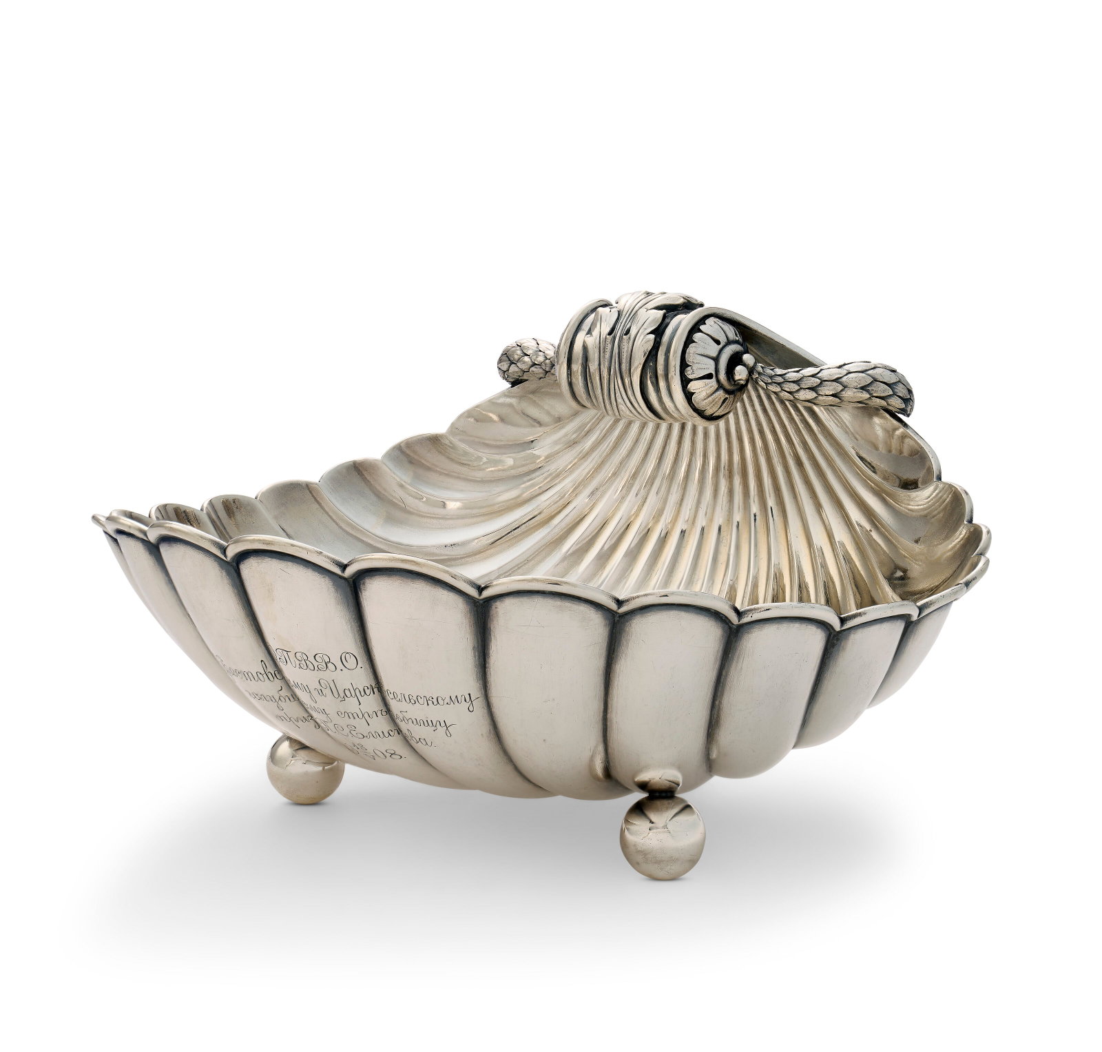 A LARGE SILVER DISH BY FABERGÉ, WORKMASTER ALEXANDER VÄKEVÄ (WÄKEVÄ), ST.: Details A LARGE SILVER DISH BY FABERGÉ, WORKMASTER ALEXANDER VÄKEVÄ (WÄKEVÄ), ST. PETERSBURG, CIRCA 1908 Formed as a shell, with a scrolling acanthus handle mounted with ribbo