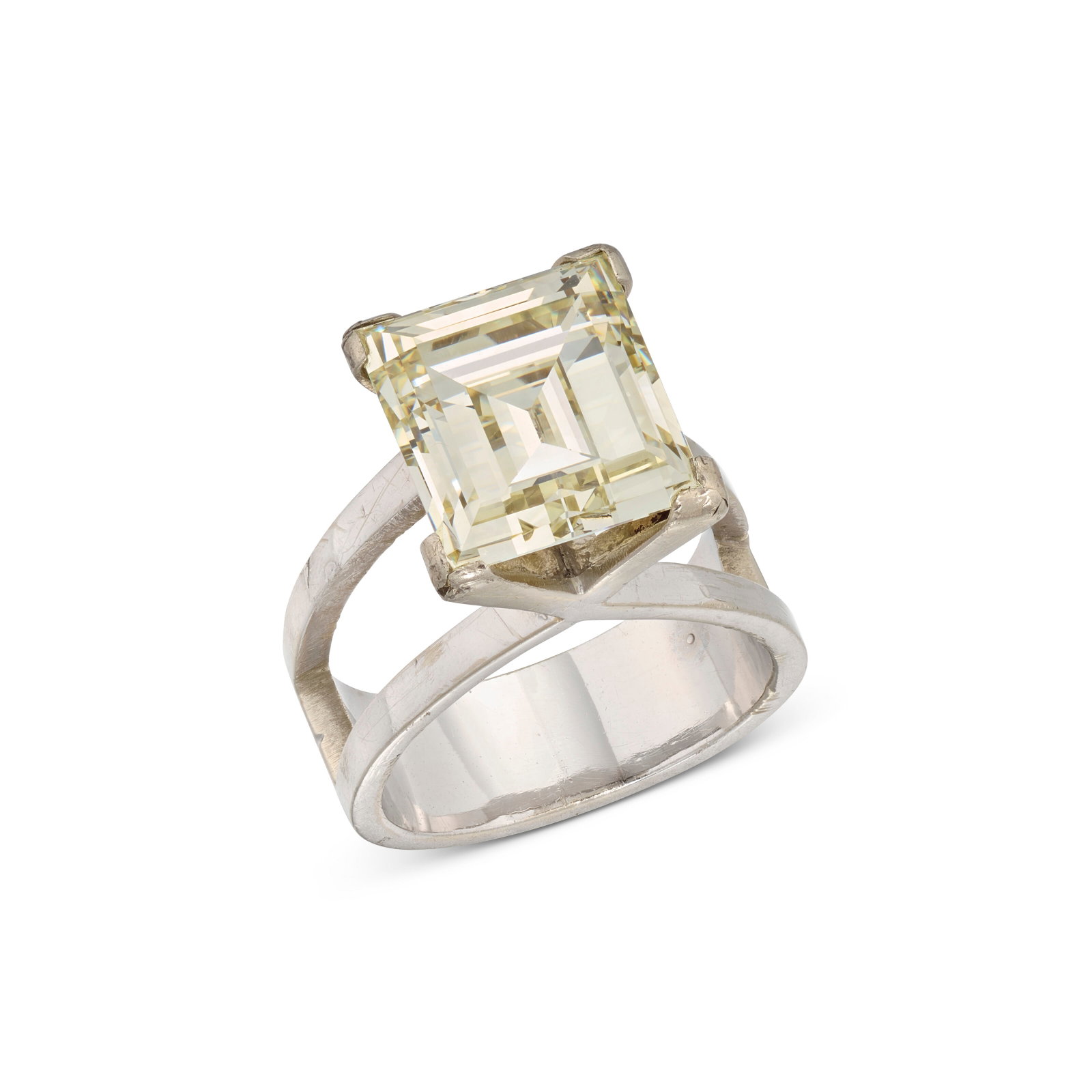 DIAMOND RING: Details Rectangular-cut diamond of 7.40 carats Size/Dimensions: UK ring size I to J Gross Weight: 8.5 grams