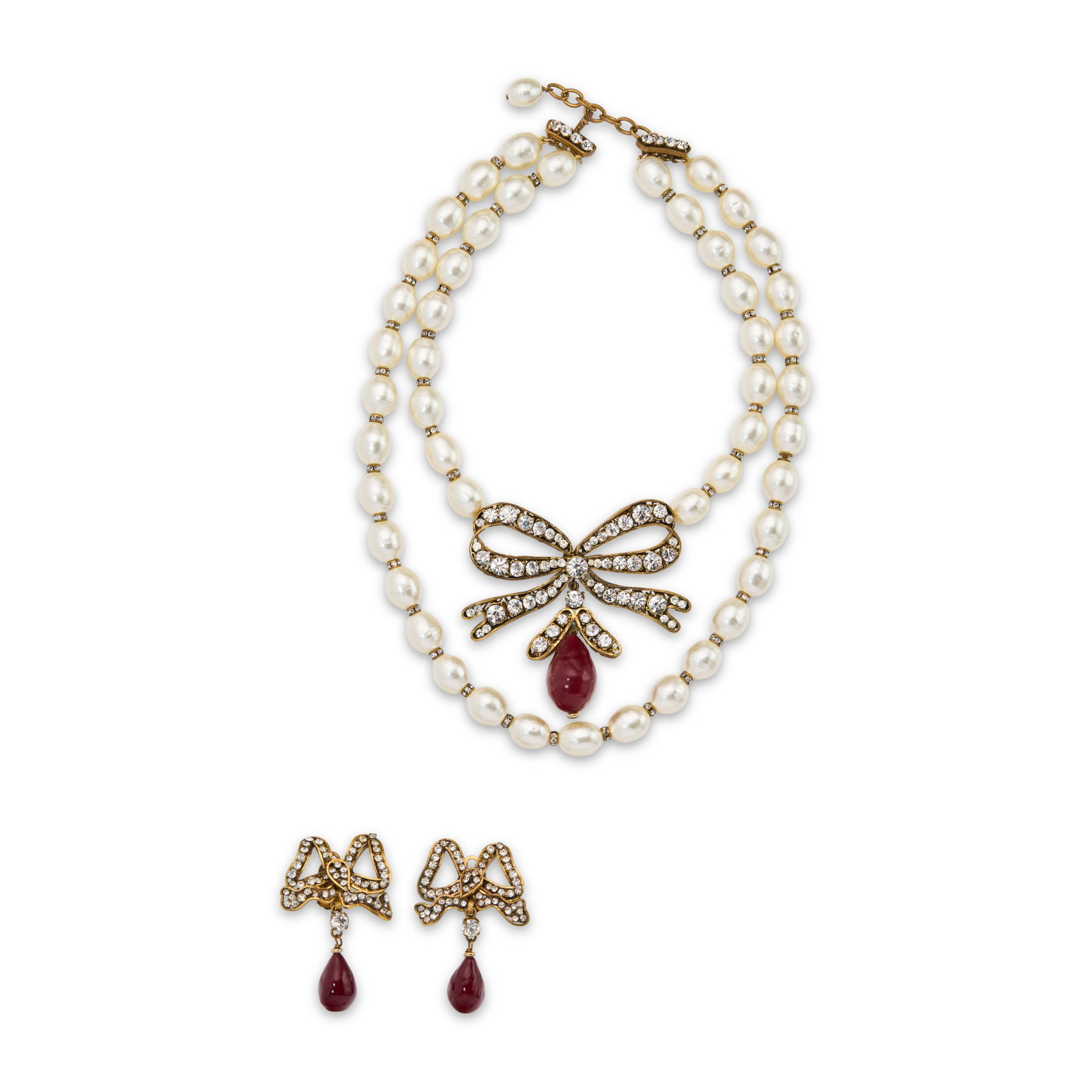 AN ELEGANT RED GRIPOIX GLASS, STRASS CRYSTAL & FAUX PEARL BOW NECKLACE AND EARRINGS CHANEL,: Details GRADE: 2.5 Necklace: 47 l x 9 d cm Earrings: 6.5 l x 4 w cm each