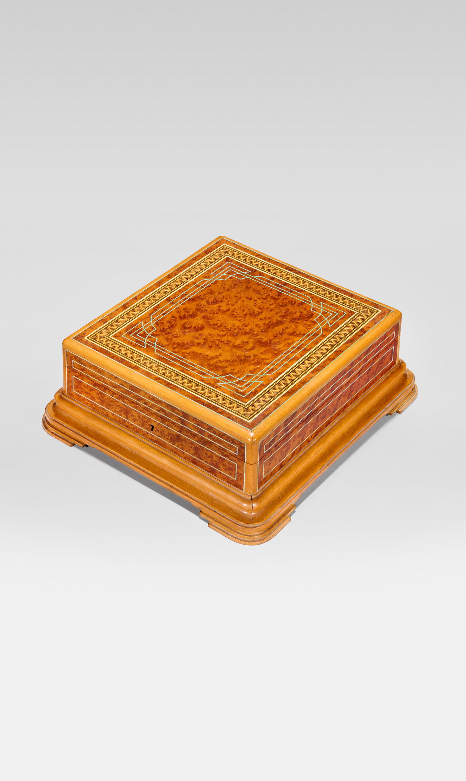 SIR WINSTON CHURCHILL AND FRANKLIN D. ROOSEVELT A CUBAN AMBOYNA, FRUITWOOD, BOXWOOD AND IVORINE: Details SIR WINSTON CHURCHILL AND FRANKLIN D. ROOSEVELT A CUBAN AMBOYNA, FRUITWOOD, BOXWOOD AND IVORINE INLAID HUMIDOR CIRCA 1940-45 Of rounded rectangular form, the interior of the hinged cover with 