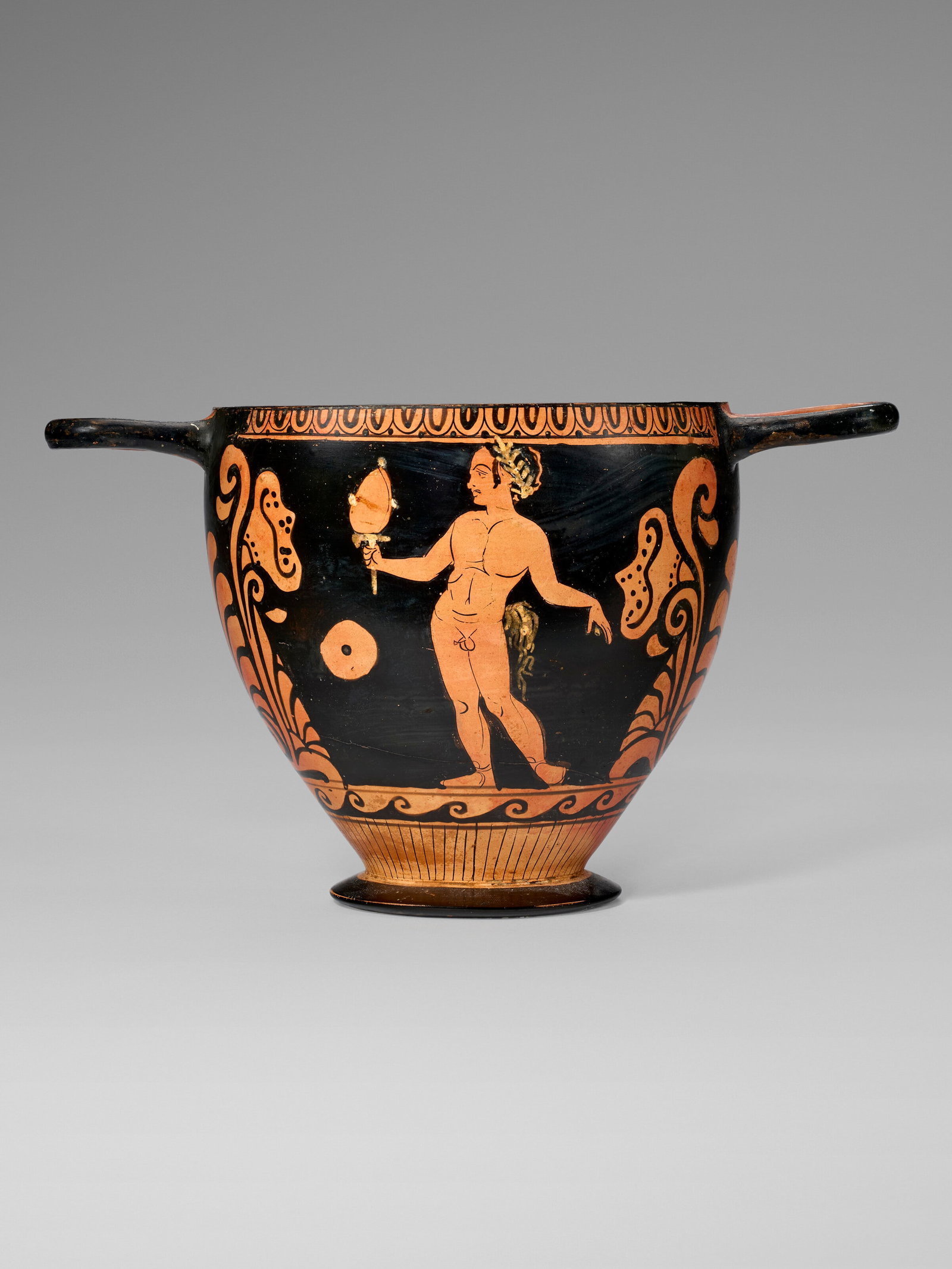 A CAMPANIAN RED-FIGURED SKYPHOS ATTRIBUTED TO THE SIKON PAINTER, CIRCA 380-370 B.C. (1 of 2)