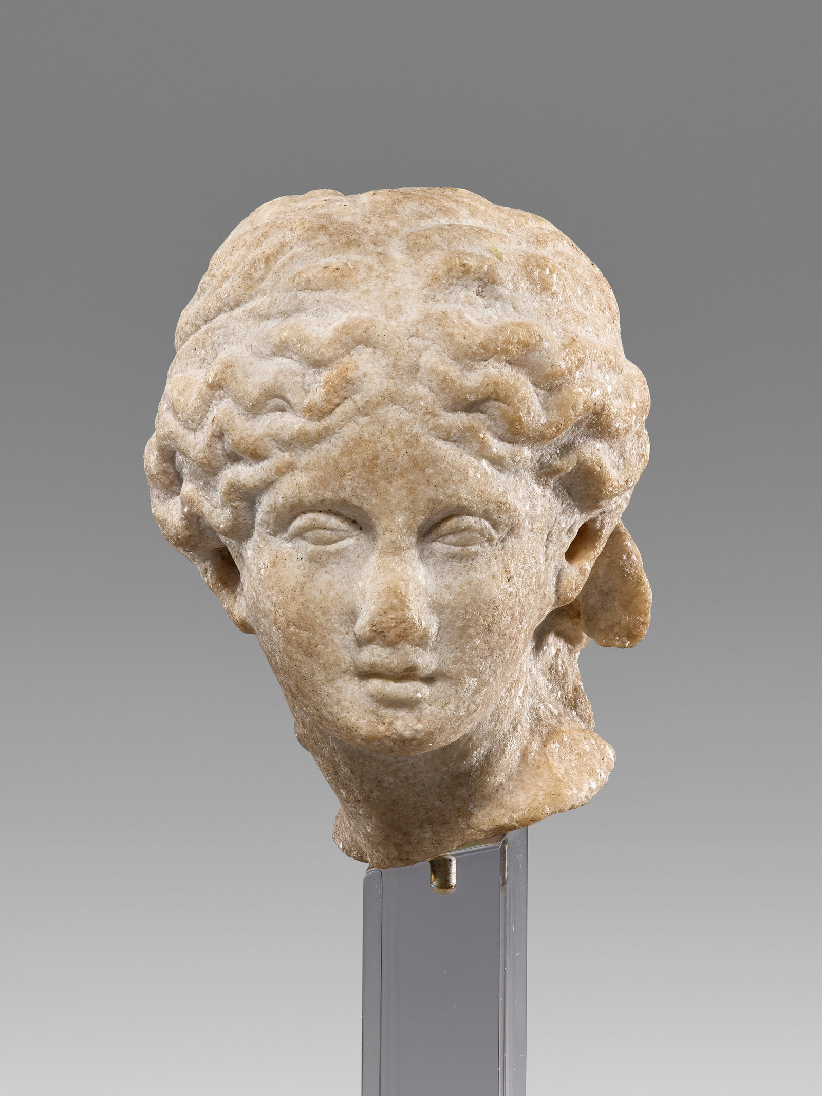 A ROMAN MARBLE HEAD OF VENUS CIRCA 1ST CENTURY B.C.-1ST CENTURY A.D.: Details 23⁄8 in. (6 cm.) high Provenance Benoît de Gorski, Geneva, acquired by 1988. Property from the Collection of Benoît de Gorski; Antiquities, Christie's, New York, 18 April 2018,