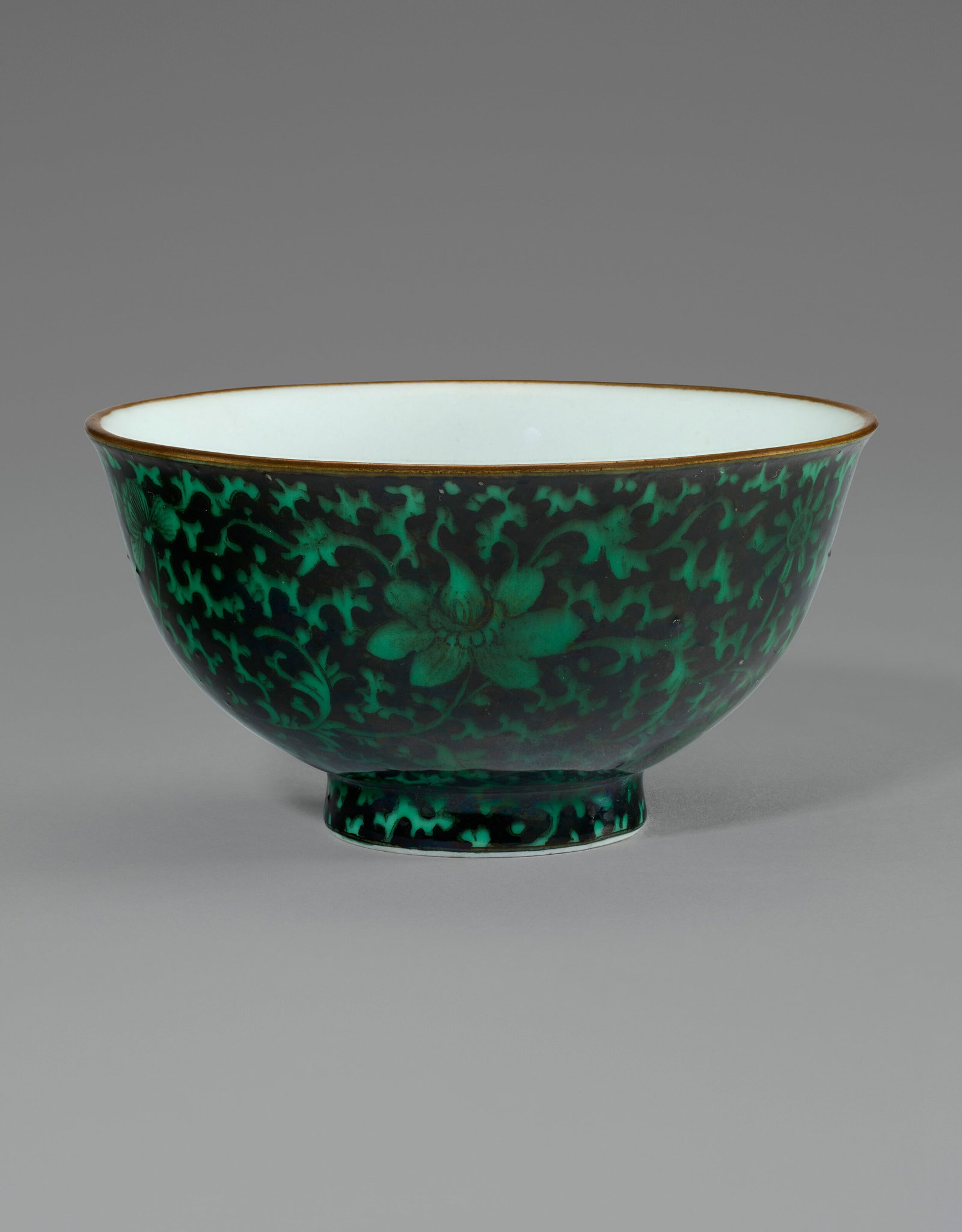 A SMALL BLACK-GROUND GREEN-GLAZED 'FLORAL SCROLL' BOWL CHINA, QIANLONG SEAL MARK IN UNDERGLAZE BLUE (1 of 4)