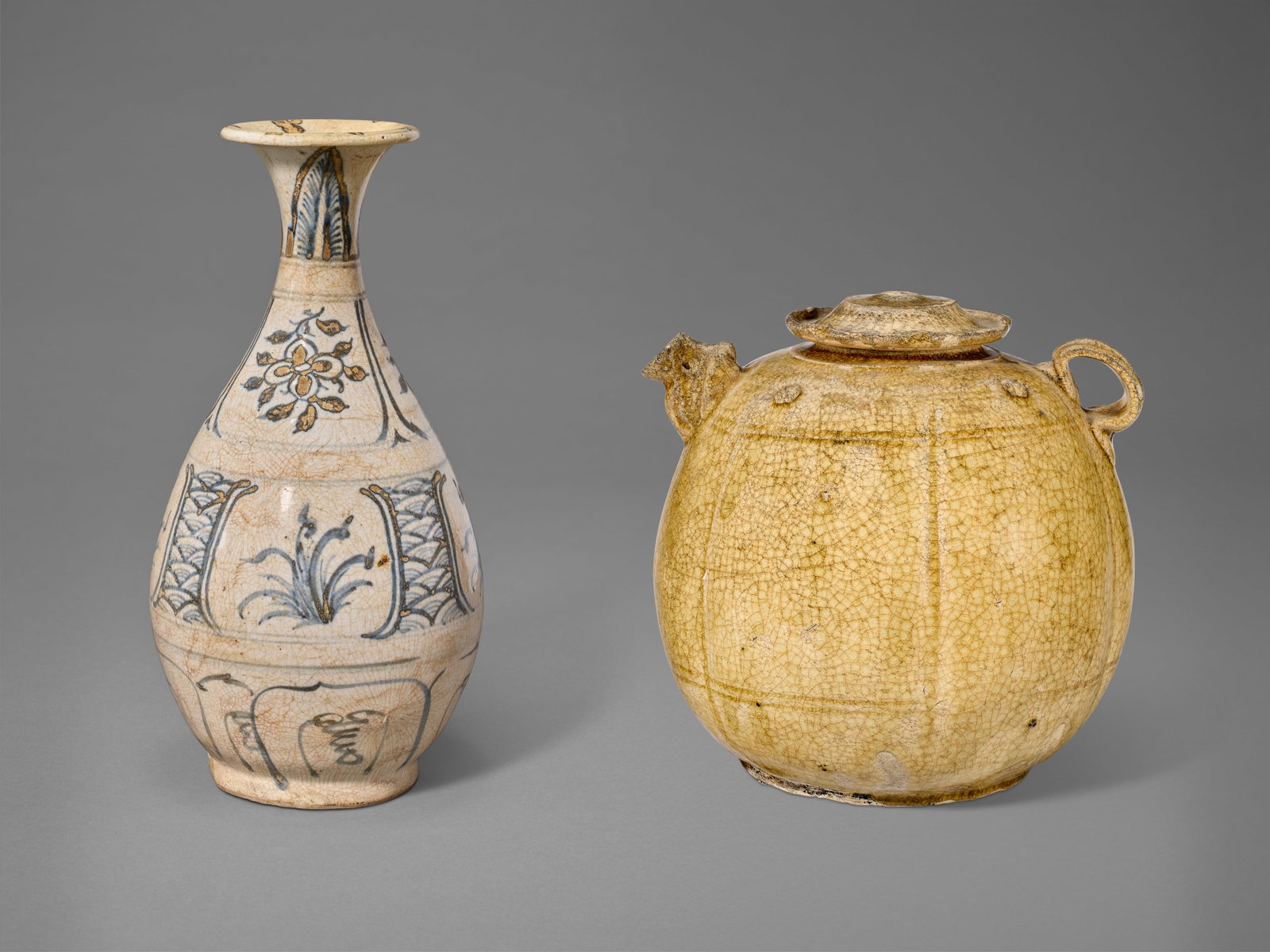 A BLUE AND WHITE BOTTLE VASE VIETNAM, 15TH CENTURY (1 of 4)