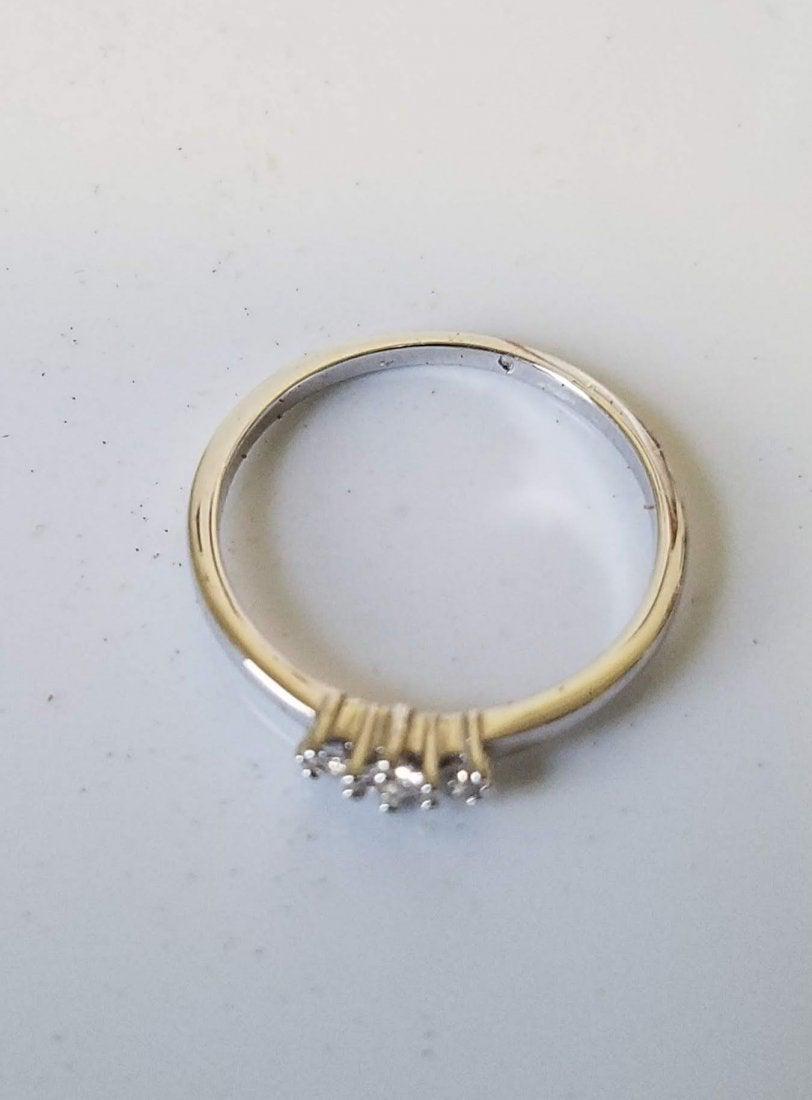 Beautiful 10k White Gold Diamonds Ring 7"! (1 of 3)