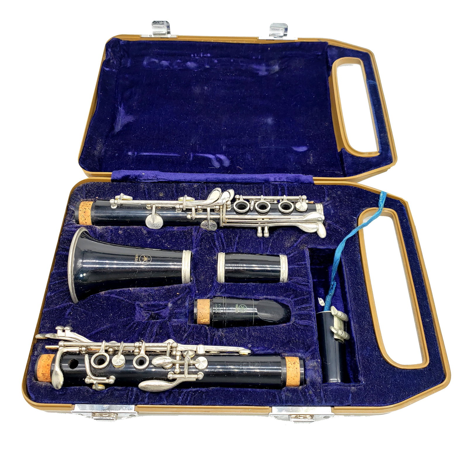 Yamaha Clarinet In Case: Yamaha company Clarinet in original case,looks that no missing parts, selling as is, very worn. Please look at the pictures carefully, they are a great part of the description. Most of the items are v