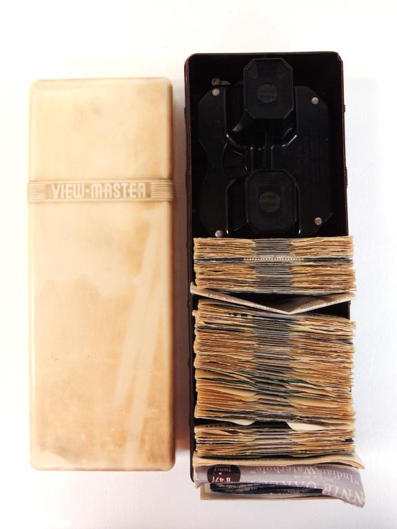 View Master w/ 80 Reels in Bakelite Case: Case has 3 chips