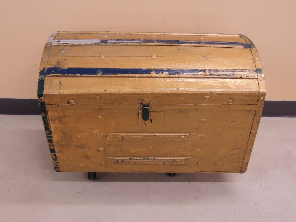 Humpback trunk: Humpback trunk with 1 strap. Gold and blue.
