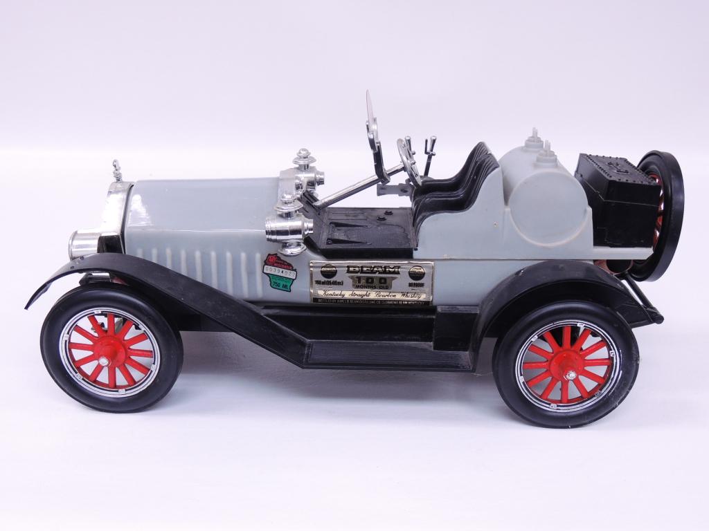 Jim Beam decanter - Stutz - sealed: 100 month old Jim Beam decanter, Stutz, sealed. (7:32pm CST Anticipated Sale Time)