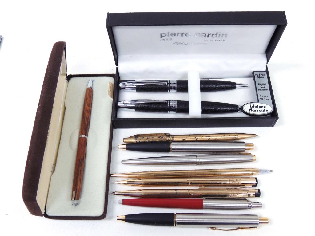 Pens lot: 4 Parker Pens, 2 Sheaffer Pens, 2 Unknown Pens, Hallmark Pen in box, Pierre Cardin Pen/Pencil Set in Box