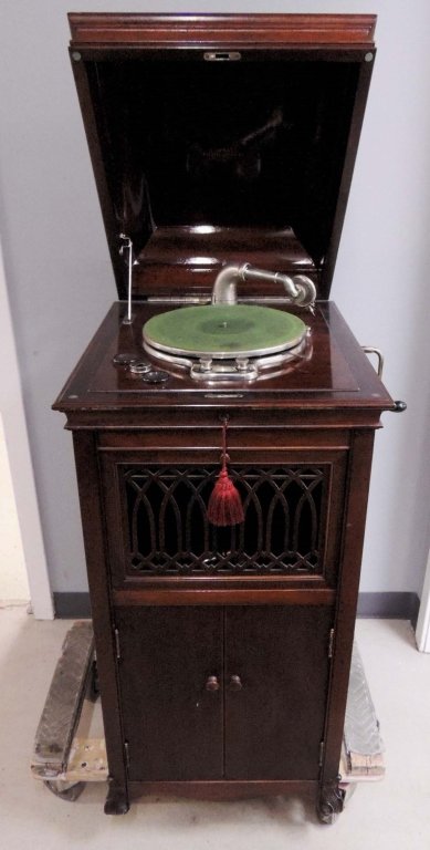 Kimball Phonograph: Excellent Condition, with records.UPDATE: 3/15/2020***LOCAL OR 3RD PARTY SHIPPING ONLY***